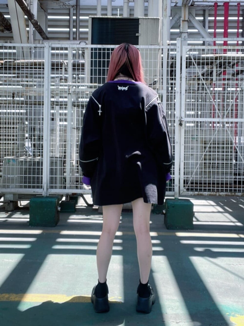 「韓国ファッション、古着MIX、メガネ女子、春夏コーデ、シンプルコーデ、休日スタイル、ミニスカート、お出かけコーデ、体型カバー、地雷、サブカル、骨格ウェーブ、女子ウケ、病みかわいい、Amilige」｜「AmiligeのAmilige×檀上大空コラボイラスト肩ZIPロングTシャツ「I'm a devil now!」（Tシャツ/カットソー、ブラック系）」を使った、Amilige_officialさん（骨格ウェーブ・レディース・155cm）の春コーディネートの3枚目の写真