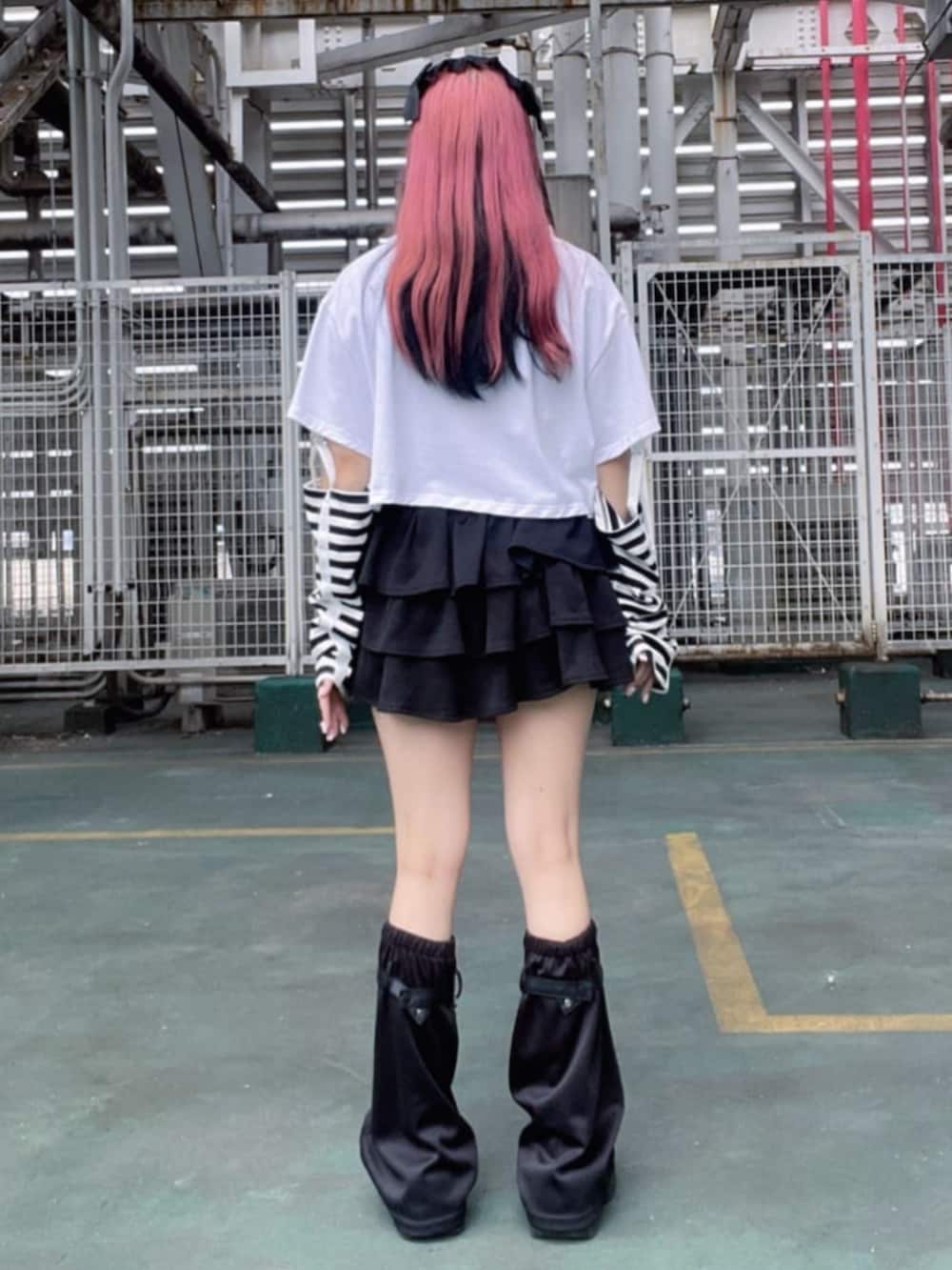 「白シャツ、モノトーン、雨の日コーデ、ショートパンツ、休日スタイル、ミニスカート、デートコーデ、厚底サンダル、女子ウケ、Amilige、個性派、体型カバー、骨格ウェーブ、サブカル、地雷」｜「Amiligeのチャイナボタン付きパーカー＋フリルスカート（セットアップ、ブラック系）」を使った、Amilige_officialさん（骨格ウェーブ・レディース・155cm）の春コーディネートの3枚目の写真