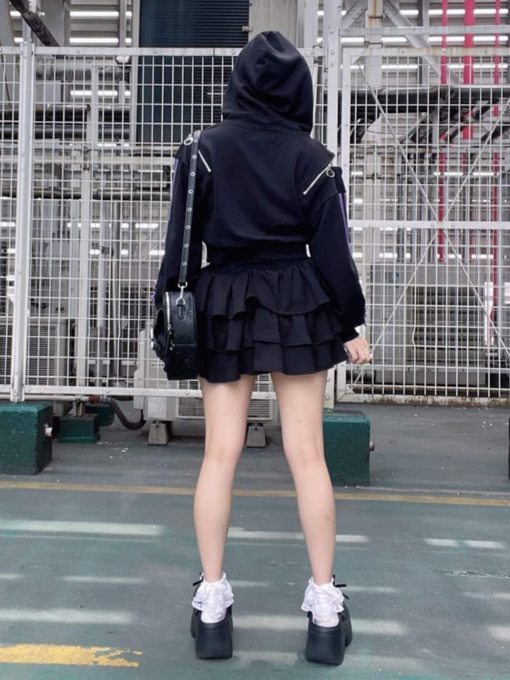 「ショルダーバッグ、ワンピース、韓国ファッション、ミニスカート、雨の日コーデ、モノトーン、デート、個性派、体型カバー、骨格ウェーブ、サブカル、地雷、今日のコーデ、おでかけコーデ、厚底サンダル」｜「Amiligeのくま総柄型押しハートショルダーバッグ（ショルダーバッグ、ブラック系）」を使った、Amilige_officialさん（骨格ウェーブ・レディース・155cm）の春コーディネートの3枚目の写真