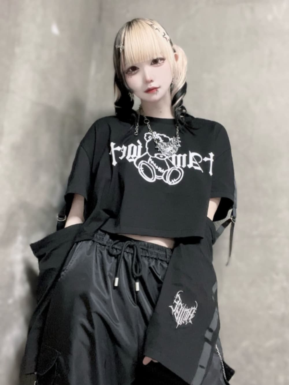「Amilige、病みかわいい、個性派、ユニセックス、サブカル、地雷、韓国ファッション、夏コーデ、シンプルコーデ、テーマパークコーデ、ブラックコーデ、休日スタイル、ロゴT、ボーダー、厚底シューズ」｜「Amiligeの2Wayロゴテープジョガーパンツ（その他パンツ、ブラック系）」を使った、Amilige_officialさん（レディース・157cm）の夏コーディネートの2枚目の写真