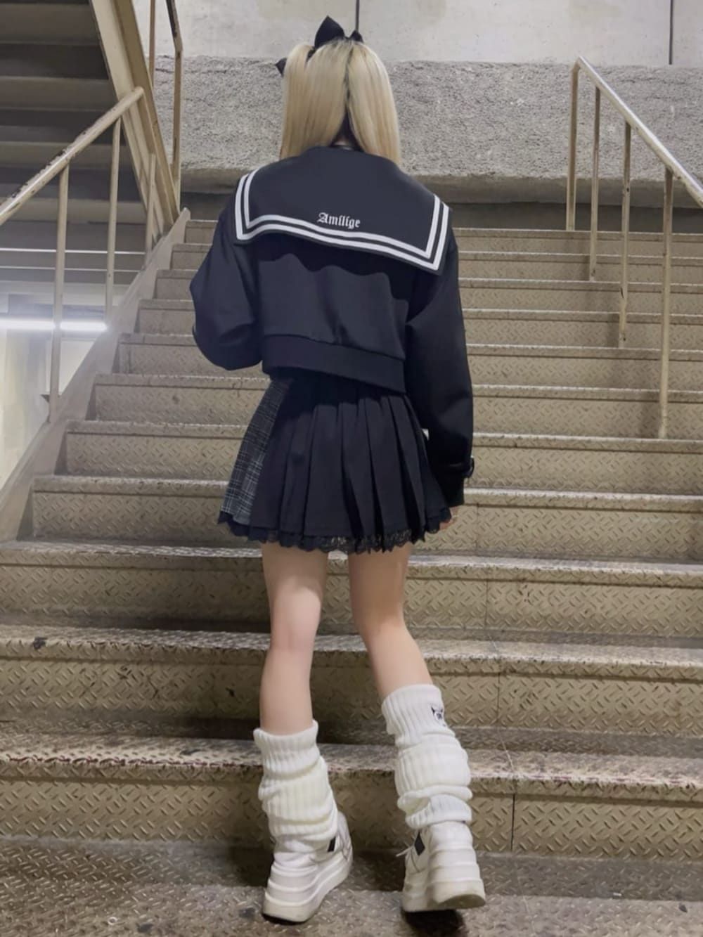 「モノトーン、春夏コーデ、シンプルコーデ、韓国ファッション、休日スタイル、ショートパンツ、ミニスカート、地雷、サブカル、骨格ウェーブ、Amilige、デート、デートコーデ、個性派、体型カバー」｜「Amiligeのレッグカバー付きチェック切り替えプリーツスカート（スカート、ブラック系）」を使った、Amilige_officialさん（骨格ウェーブ・レディース・155cm）の春コーディネートの2枚目の写真