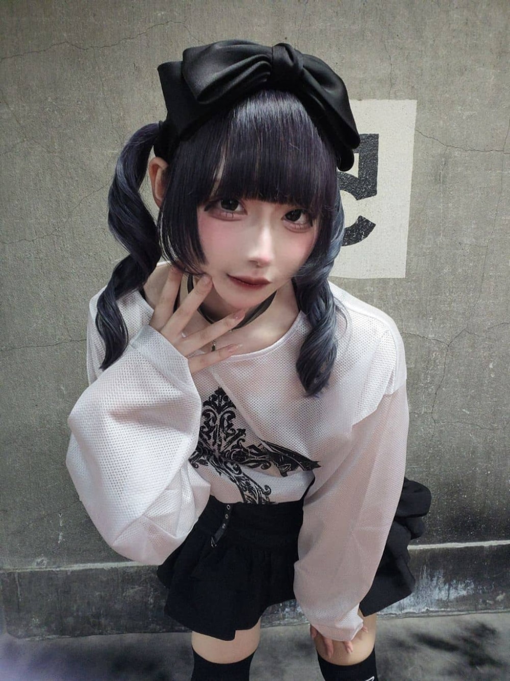 「Amilige、個性派、ジェンダーレス、病みかわいい、ユニセックス、サブカル、地雷、骨格ウェーブ、体型カバー、デート、モノクロ、夏コーデ、ツインテール、白Tシャツ、フリル」｜「AmiligeのコウモリクロスプリントメッシュロンT（Tシャツ/カットソー、ホワイト系）」を使った、Amilige_officialさん（レディース・163cm）の夏コーディネートの2枚目の写真