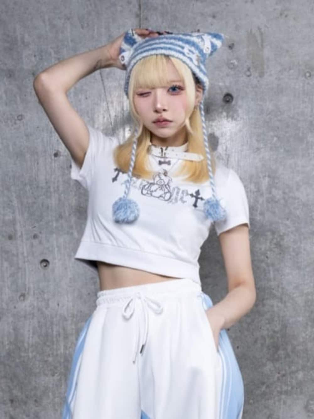 「Amilige、病みかわいい、個性派、サブカル、地雷、骨格ウェーブ、韓国ファッション、休日スタイル、リラックススタイル、カラーコーデ、テーマパークコーデ、白Tシャツ、ボーダー、ロゴT、厚底シューズ」｜「AmiligeのDARK ANGEL BEARラインストーンチビTシャツ（Tシャツ/カットソー、ホワイト系）」を使った、Amilige_officialさん（レディース・155cm）の夏コーディネートの2枚目の写真