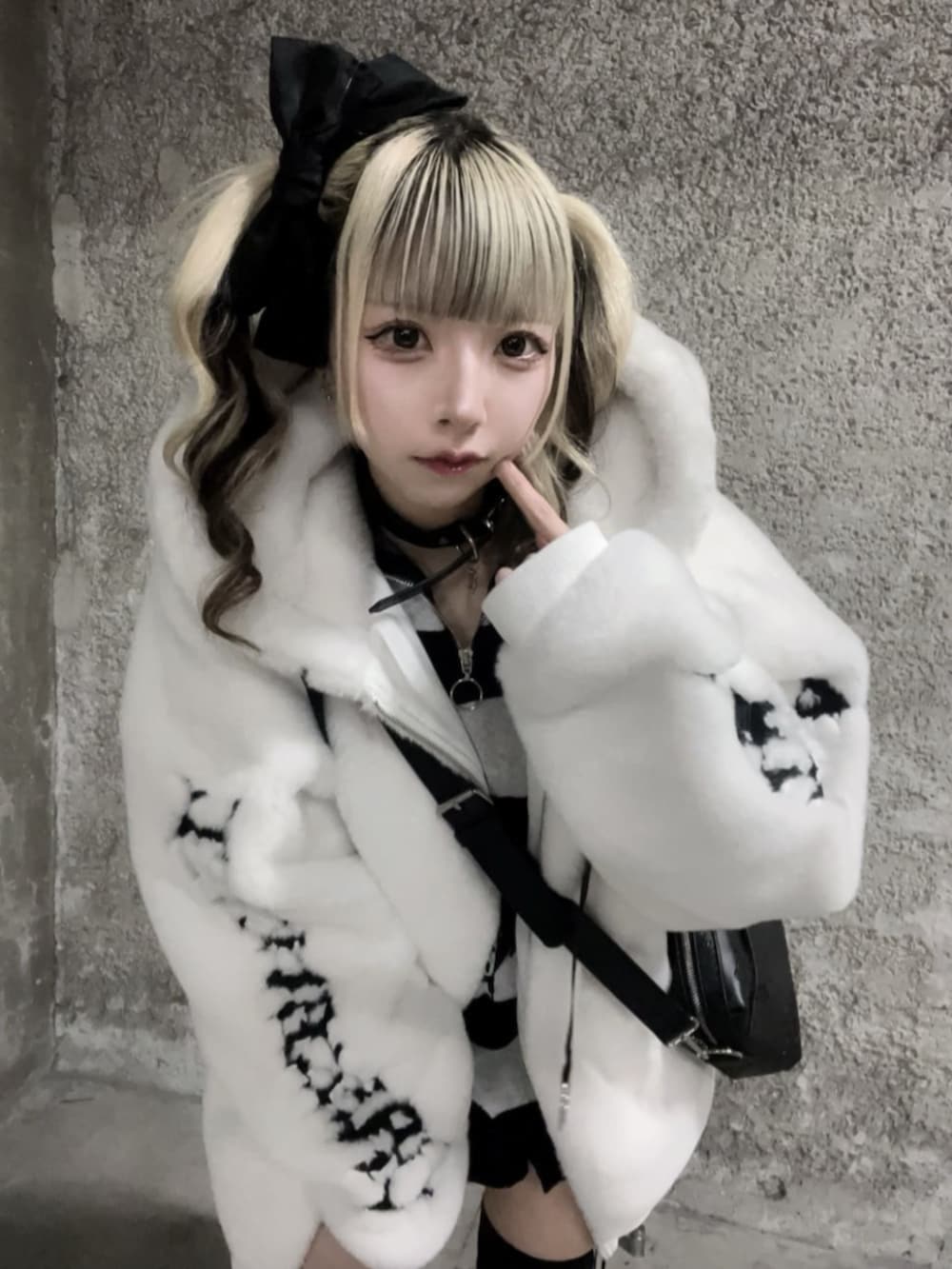 「リボン、モノトーン、韓国ファッション、ショートパンツ、ミニスカート、スカートコーデ、地雷、サブカル、骨格ウェーブ、体型カバー、ユニセックス、病みかわいい、個性派、Amilige、デートコーデ」｜「Amiligeのコルセット風フリルスカート（スカート、ブラック系）」を使った、Amilige_officialさん（骨格ウェーブ・レディース・155cm）の春コーディネートの2枚目の写真