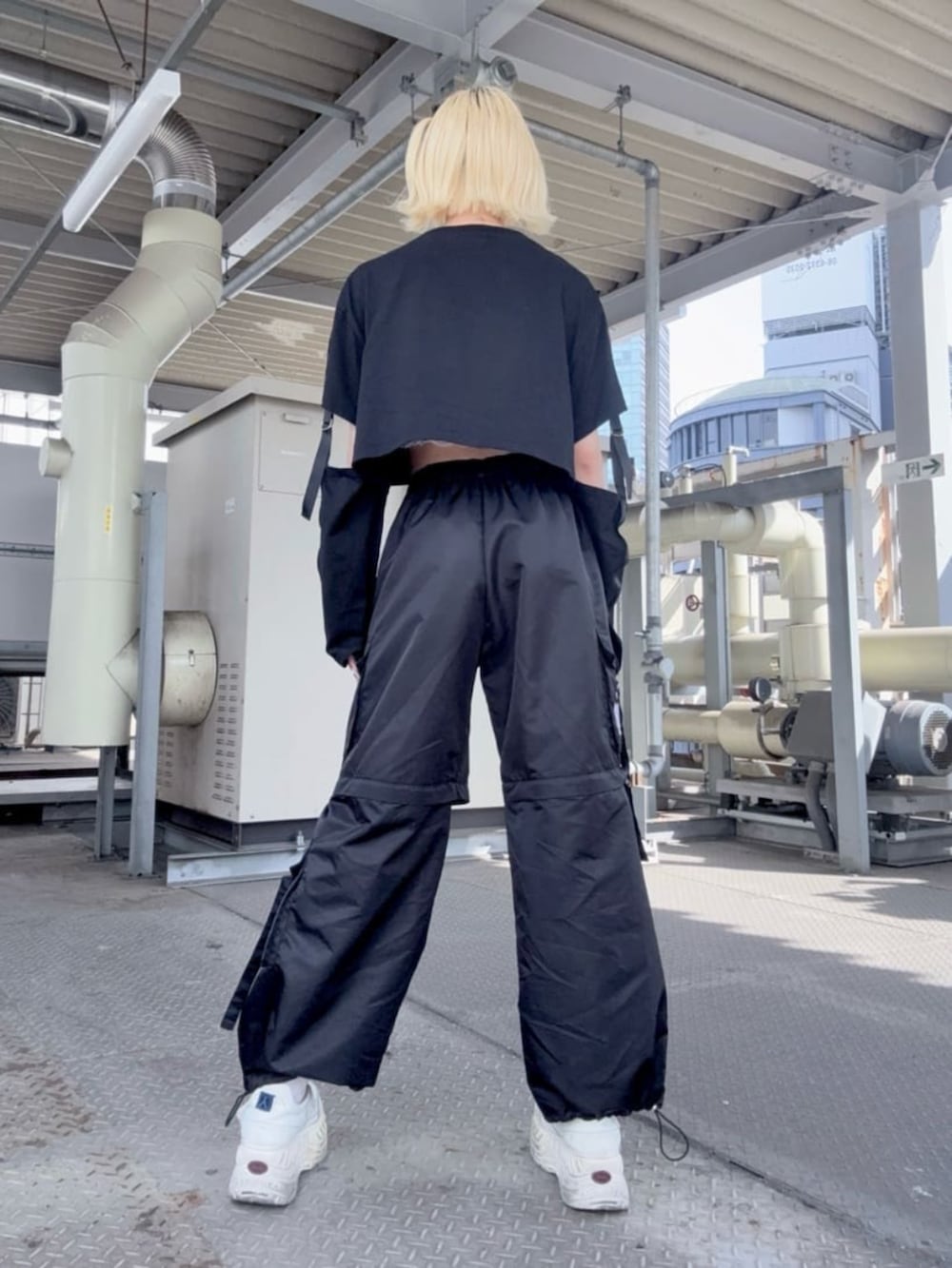 「Amilige、病みかわいい、ジェンダーレス、サブカル、地雷、夏コーデ、ブラックコーデ、お出かけコーデ、ゆるコーデ、アウトドアスタイル、フェススタイル、２ＷＡＹ、黒Tシャツ、ハーフパンツ、スニーカー」｜「Amiligeの2Wayロゴテープジョガーパンツ（その他パンツ、ブラック系）」を使った、Amilige_officialさん（レディース・162cm）の夏コーディネートの3枚目の写真