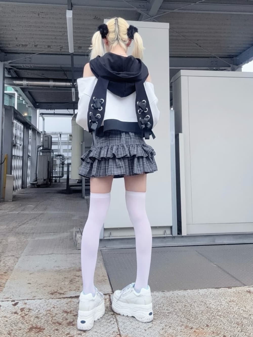 「Amilige、骨格ウェーブ、地雷、病みかわいい、ジェンダーレス、低身長コーデ、春夏コーデ、雨の日コーデ、お出かけコーデ、デートコーデ、休日スタイル、推し活、女子ウケ、デート、モノトーン」｜「Amiligeのコルセット風フリルチェックスカート（スカート、グレー系）」を使った、Amilige_officialさん（レディース・162cm）の春コーディネートの3枚目の写真