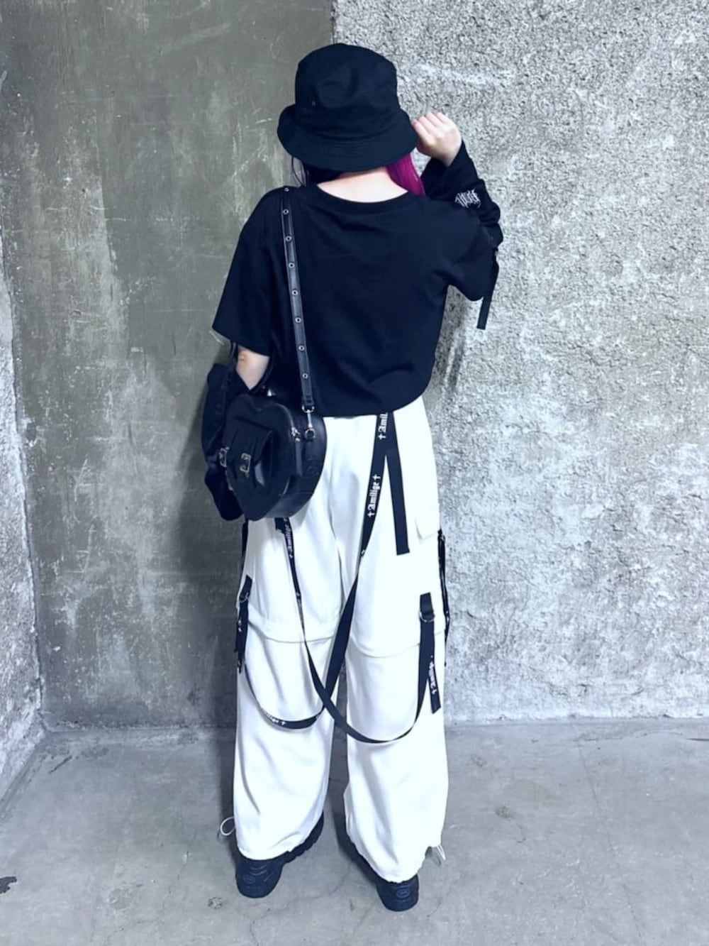 「Amilige、病みかわいい、ジェンダーレス、個性派、サブカル、地雷、骨格ウェーブ、デート、ライブ、フェススタイル、雨の日コーデ、楽チンコーデ、黒Tシャツ、スニーカー、ショルダーバッグ」｜「Amiligeのデザインテープワイドパンツ（その他パンツ、ホワイト系）」を使った、Amilige_officialさん（レディース・155cm）の夏コーディネートの3枚目の写真