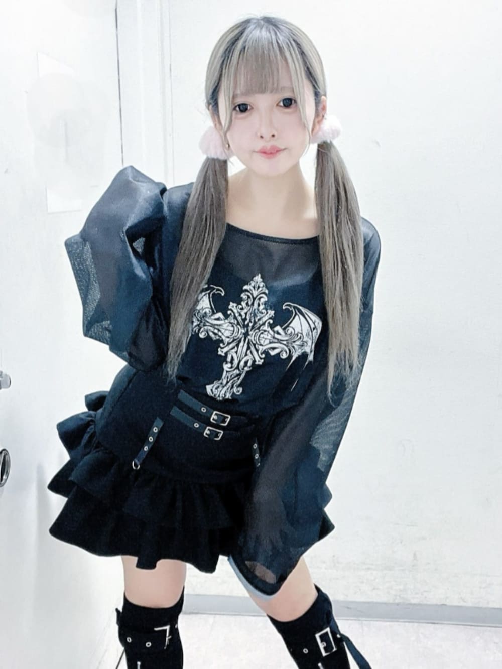 「Amilige、サブカル、低身長女子、大人かわいい、夏ルックで気分アップ、韓国ファッション、スカートスタイル、夏コーデ、お出かけコーデ、ブラックコーデ、涼しい、メッシュ、ロゴT、ミニスカート、スニーカー」｜「Amiligeのコルセット風フリルスカート（スカート、ブラック系）」を使った、Amilige_officialさん（レディース・148cm）の夏コーディネートの2枚目の写真