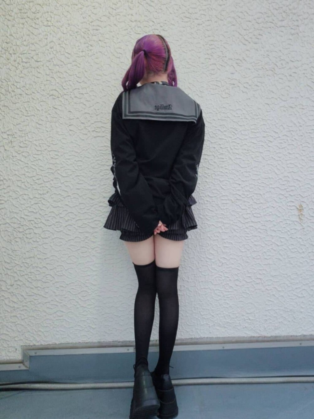 ブラック系のセットアップ、その他のその他パンツ、ブラック系のTシャツ/カットソーを着用したレディースの秋コーディネートの2枚目の写真