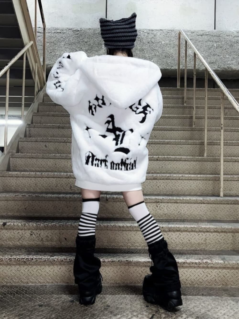 ホワイト系のその他アウター、ブラック系のTシャツ/カットソー、ブラック系のレッグウォーマーを着用したレディースの秋コーディネートの2枚目の写真