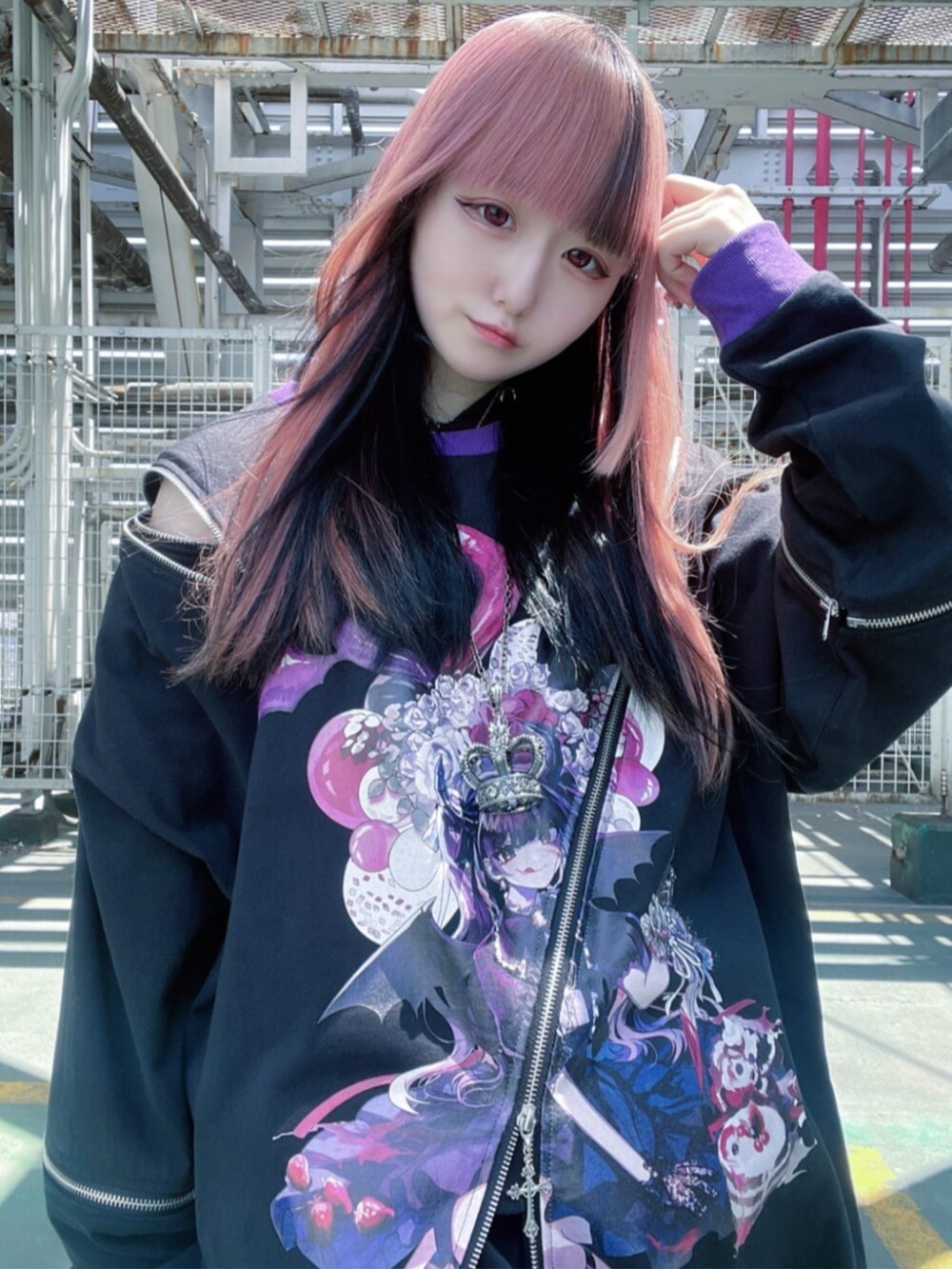 「韓国ファッション、古着MIX、メガネ女子、春夏コーデ、シンプルコーデ、休日スタイル、ミニスカート、お出かけコーデ、体型カバー、地雷、サブカル、骨格ウェーブ、女子ウケ、病みかわいい、Amilige」｜「AmiligeのAmilige×檀上大空コラボイラスト肩ZIPロングTシャツ「I'm a devil now!」（Tシャツ/カットソー、ブラック系）」を使った、Amilige_officialさん（骨格ウェーブ・レディース・155cm）の春コーディネートの2枚目の写真