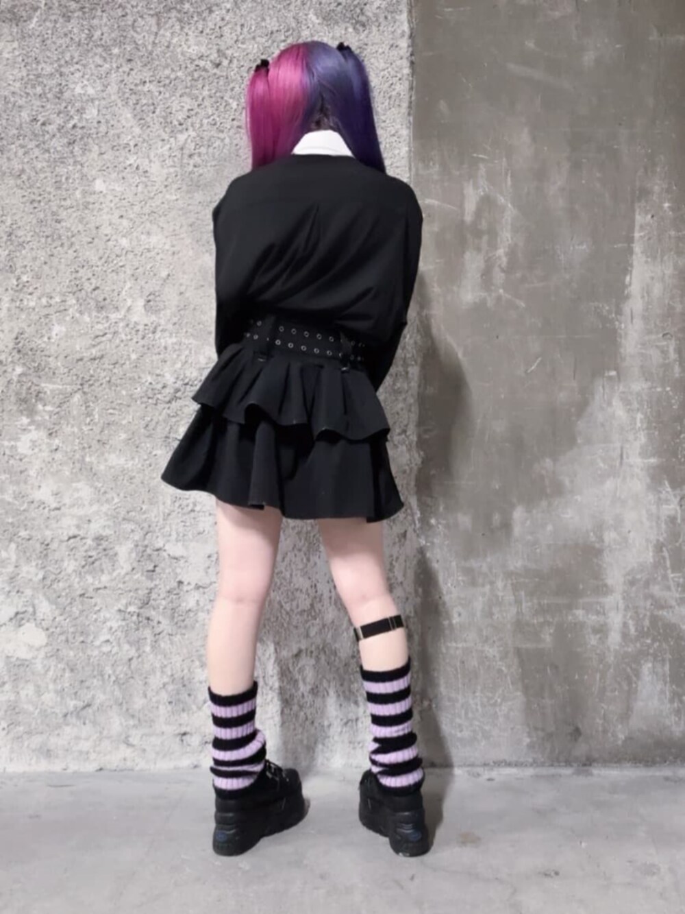 「リボン、スニーカー、お出かけコーデ、ミニスカート、モノトーン、今日のコーデ、韓国ファッション、春服、地雷系ファッション、サブカル、骨格ストレート、骨格ウェーブ、病みかわいい、デートコーデ、Amilige」｜「Amiligeのハトメベルト付きフレアスカート（スカート、ブラック系）」を使った、Amilige_officialさん（骨格ストレート・レディース・155cm）の春コーディネートの3枚目の写真