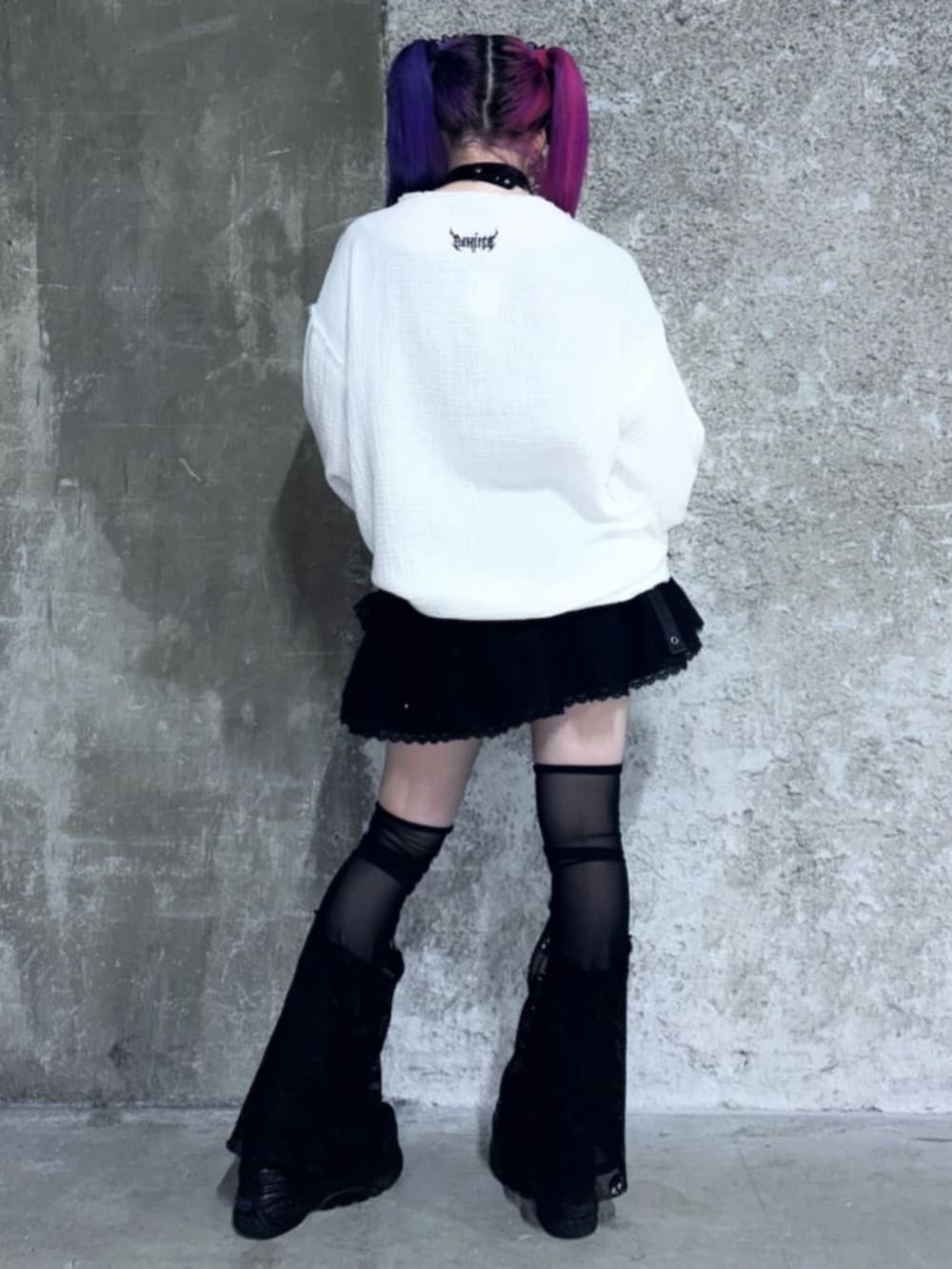 「Amilige、個性派、サブカル、地雷、ロゴT、デート、大人ガーリー、韓国ファッション、フェススタイル、ブラックコーデ、スカートコーデ、白Tシャツ、フリル、ミニスカート、厚底シューズ」｜「Amiligeのハイウエストチュールスカート（スカート、ブラック系）」を使った、Amilige_officialさん（レディース・155cm）の夏コーディネートの3枚目の写真