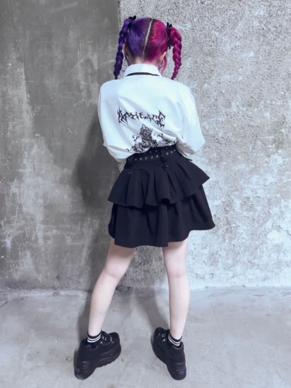 「Amilige、病みかわいい、個性派、ユニセックス、サブカル、地雷、デート、体型カバー、骨格ウェーブ、夏コーデ、韓国ファッション、雨の日コーデ、デートコーデ、シャツスタイル、ミニスカート」｜「Amiligeのハトメベルト付きフレアスカート（スカート、ブラック系）」を使った、Amilige_officialさん（レディース・155cm）の夏コーディネートの3枚目の写真