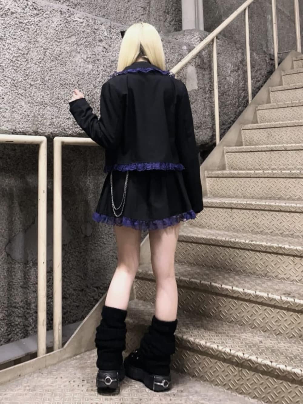 「デートコーデ、デート、セットアップ、Amilige、かわいい、おそろコーデ、厚底シューズ、病みかわいい、体型カバー、地雷系ファッション、サブカル、女子ウケ、韓国ファッション、休日スタイル、リボン」｜「Amiligeのエンブレムワッペン付きレースジャケット　ボックスプリーツスカートセット（セットアップ、ブラック系）」を使った、Amilige_officialさん（骨格ウェーブ・レディース・155cm）の春コーディネートの2枚目の写真