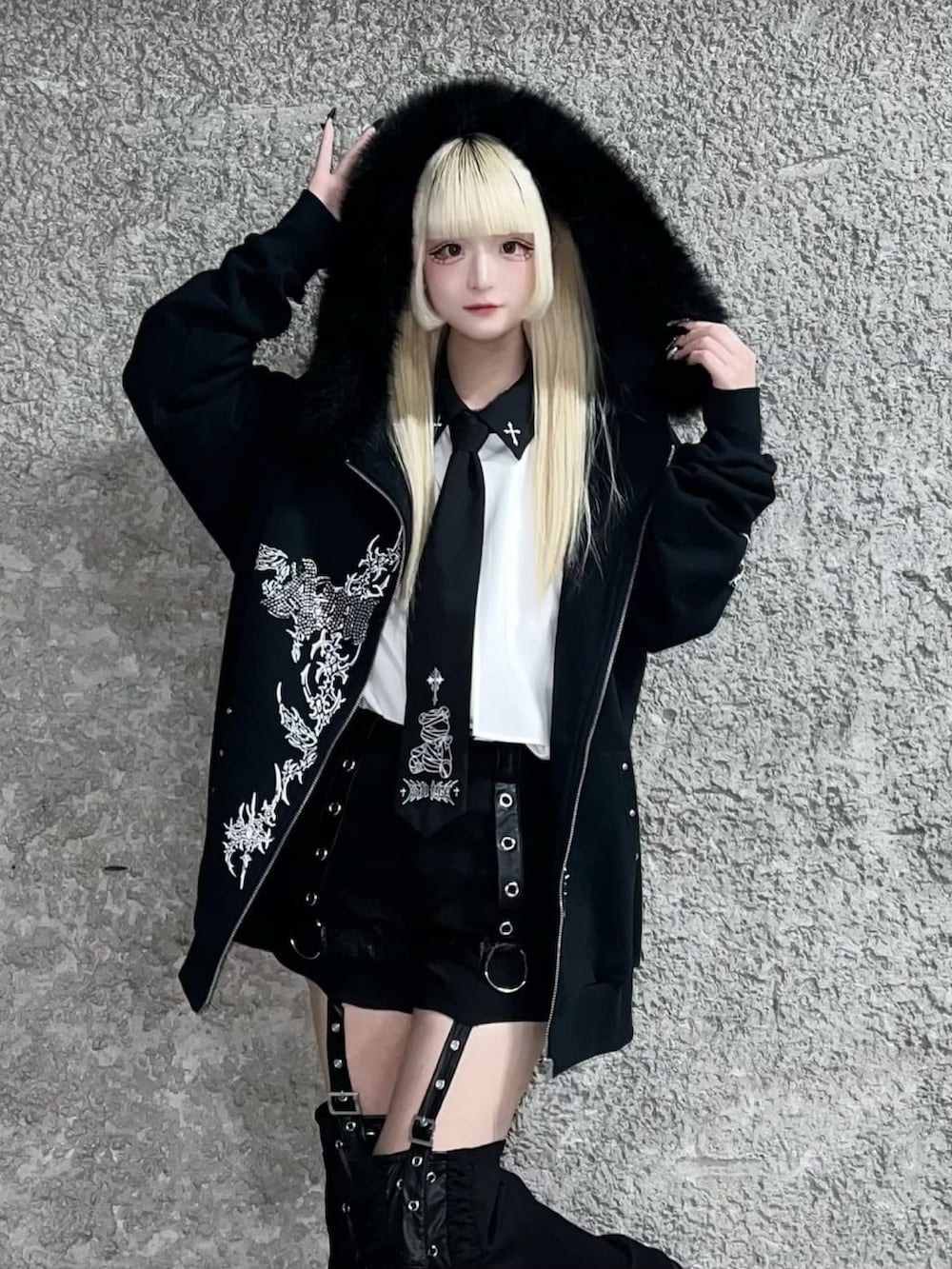 ホワイト系のシャツ/ブラウス、ブラック系のパーカー、ブラック系のネクタイを着用したレディースの春コーディネートの3枚目の写真