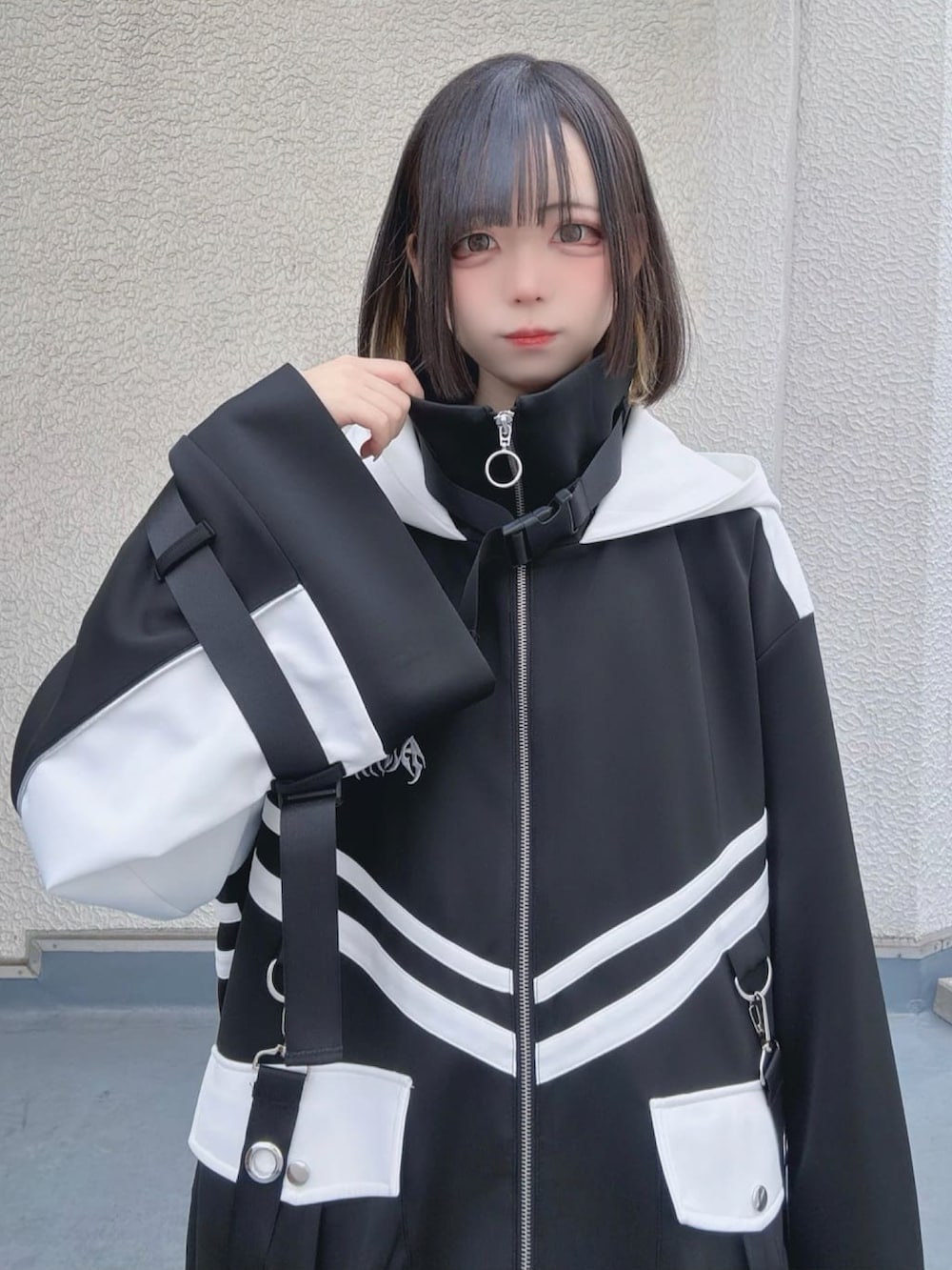 ブラック系のパーカーを着用したレディースの春コーディネートの3枚目の写真