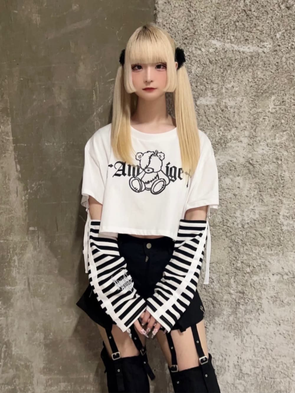 「Amilige、個性派、サブカル、地雷、骨格ウェーブ、夏ファッション、フェススタイル、パンツスタイル、夏コーデ、２ＷＡＹ、白Tシャツ、Tシャツ、ボーダー、ロゴT、ショートパンツ」｜「Amiligeのレッグカバー付パンツ（その他パンツ、ブラック系）」を使った、Amilige_officialさん（レディース・163cm）の夏コーディネートの2枚目の写真