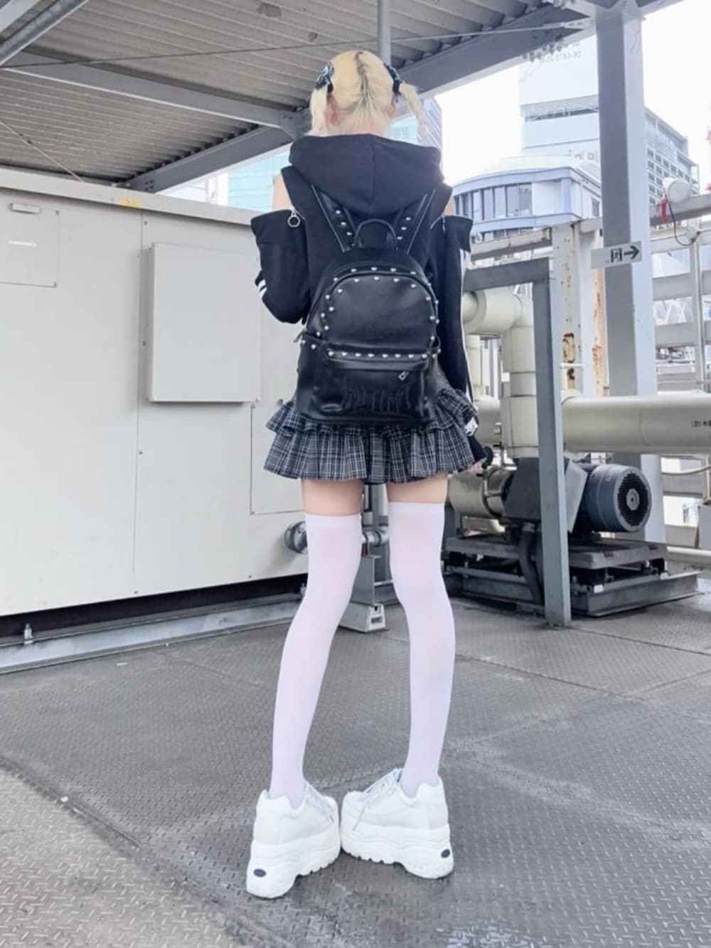 「モノトーン、休日スタイル、ショルダーバッグ、雨の日コーデ、Amilige、個性派、体型カバー、骨格ウェーブ、サブカル、地雷、今日のコーデ、ユニセックス、病みかわいい、厚底サンダル、トートバッグ」｜「Amiligeのチャイナボタン付きパーカー＋フリルスカート（セットアップ、ブラック系）」を使った、Amilige_officialさん（骨格ウェーブ・レディース・162cm）の春コーディネートの3枚目の写真