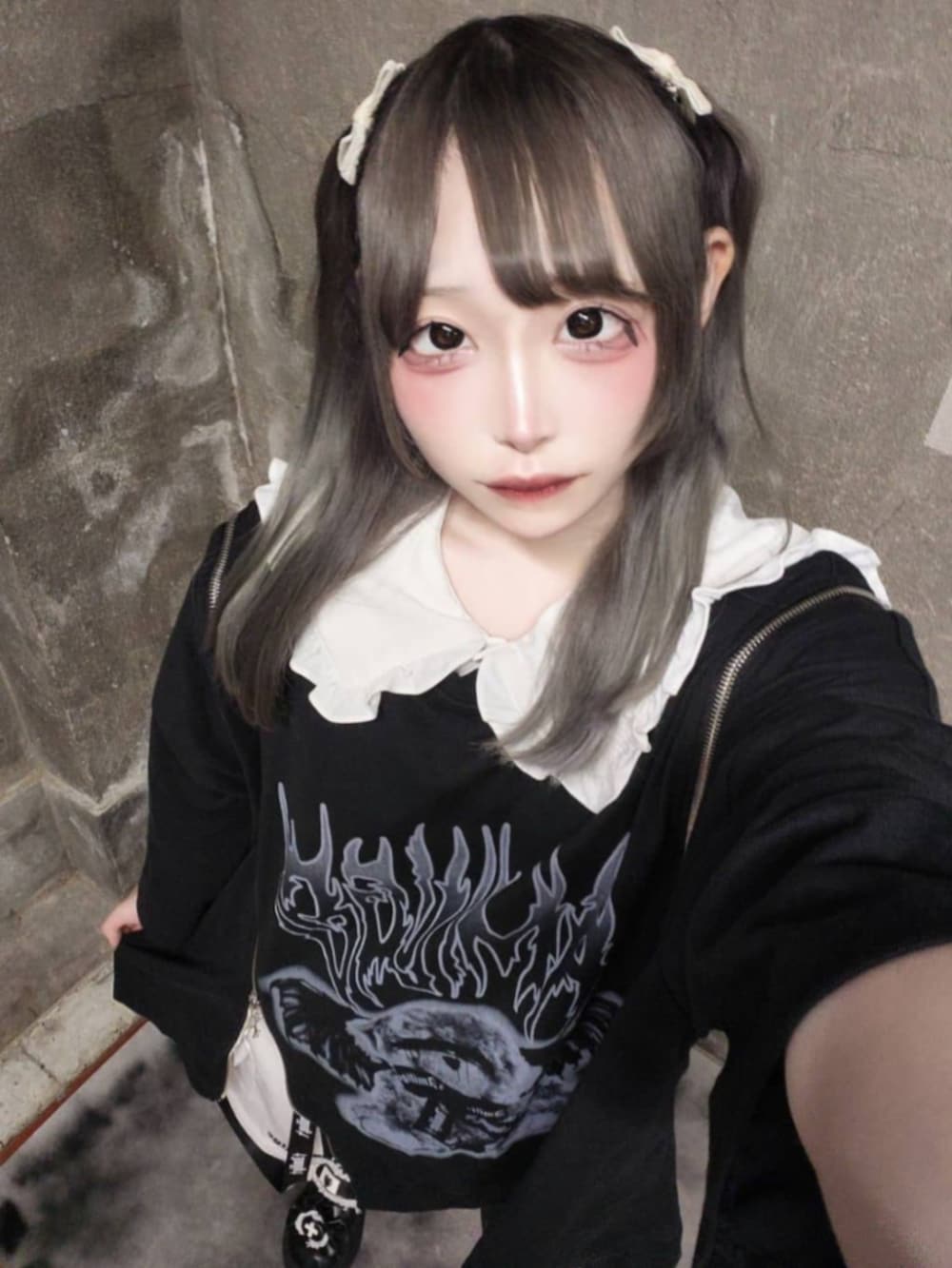 「Amilige、体型カバー、個性派、病みかわいい、サブカル、地雷、骨格ウェーブ、レイヤード、アウトドアスタイル、レイヤードスタイル、ブラックコーデ、モノトーンコーデ、おでかけコーデ、ブラック、Tシャツ/カットソー」｜「Amiligeのデザインテープワイドパンツ（その他パンツ、ホワイト系）」を使った、Amilige_officialさん（レディース・163cm）の夏コーディネートの2枚目の写真