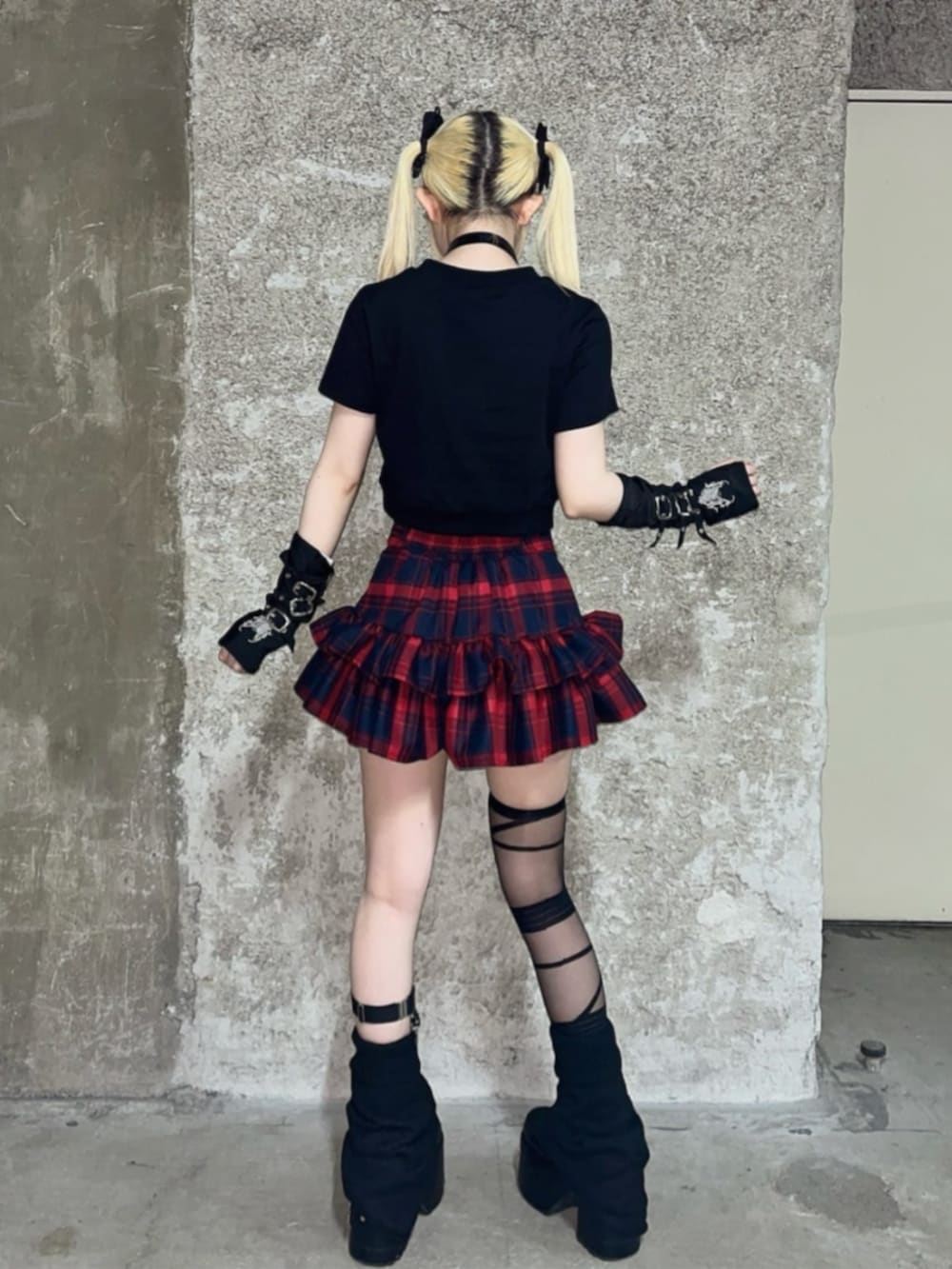 「Amilige、ジェンダーレス、病みかわいい、サブカル、地雷、ストリート、ブラックコーデ、お出かけコーデ、フェススタイル、夏コーデ、夏服コーデ、ロゴT、フリル、ミニスカート、スニーカー」｜「AmiligeのDARK ANGEL BEARラインストーンチビTシャツ（Tシャツ/カットソー、ブラック系）」を使った、Amilige_officialさん（レディース・154cm）の夏コーディネートの3枚目の写真