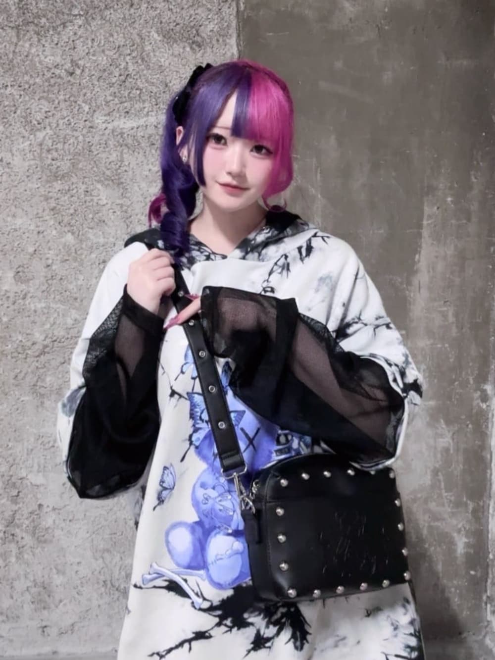 「Amilige、ユニセックス、病みかわいい、個性派、サブカル、地雷、女子ウケ、推し活、雨の日コーデ、お出かけコーデ、体型カバー、パーカー、ショルダーバッグ、スニーカー、２ＷＡＹ」｜「Amiligeの裏毛2Wayロゴテープジョガーパンツ（その他パンツ、ホワイト系）」を使った、Amilige_officialさん（レディース・155cm）の春コーディネートの2枚目の写真