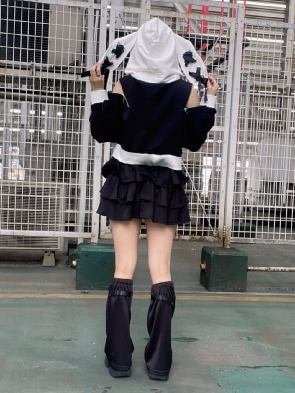 「モノトーン、雨の日コーデ、ミニスカート、お出かけコーデ、リボン、デートコーデ、ショートパンツ、Amilige、個性派、ユニセックス、体型カバー、骨格ウェーブ、サブカル、地雷、韓国コーデ」｜「Amiligeのチャイナボタン付きパーカー＋フリルスカート（セットアップ、ブラック系）」を使った、Amilige_officialさん（骨格ウェーブ・レディース・155cm）の春コーディネートの3枚目の写真