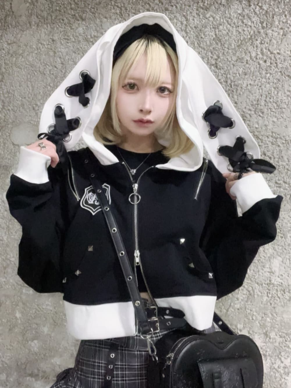 「モノトーン、雨の日コーデ、ミニスカート、お出かけコーデ、ショルダーバッグ、リボン、デートコーデ、Amilige、個性派、ユニセックス、体型カバー、骨格ウェーブ、サブカル、地雷、ゆるコーデ」｜「AmiligeのAL刺繍ジャージレッグカバー（レッグウォーマー、ブラック系）」を使った、Amilige_officialさん（骨格ウェーブ・レディース・155cm）の春コーディネートの2枚目の写真
