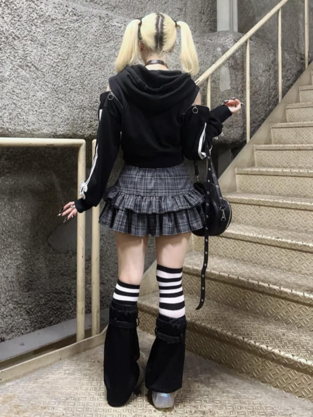 「ショルダーバッグ、レイヤードスタイル、韓国ファッション、ミニスカート、雨の日コーデ、モノトーン、デートコーデ、女子ウケ、Amilige、デート、個性派、体型カバー、骨格ウェーブ、サブカル、地雷」｜「Amiligeのチャイナボタン付きパーカー＋フリルスカート（セットアップ、ブラック系）」を使った、Amilige_officialさん（骨格ウェーブ・レディース・155cm）の春コーディネートの3枚目の写真