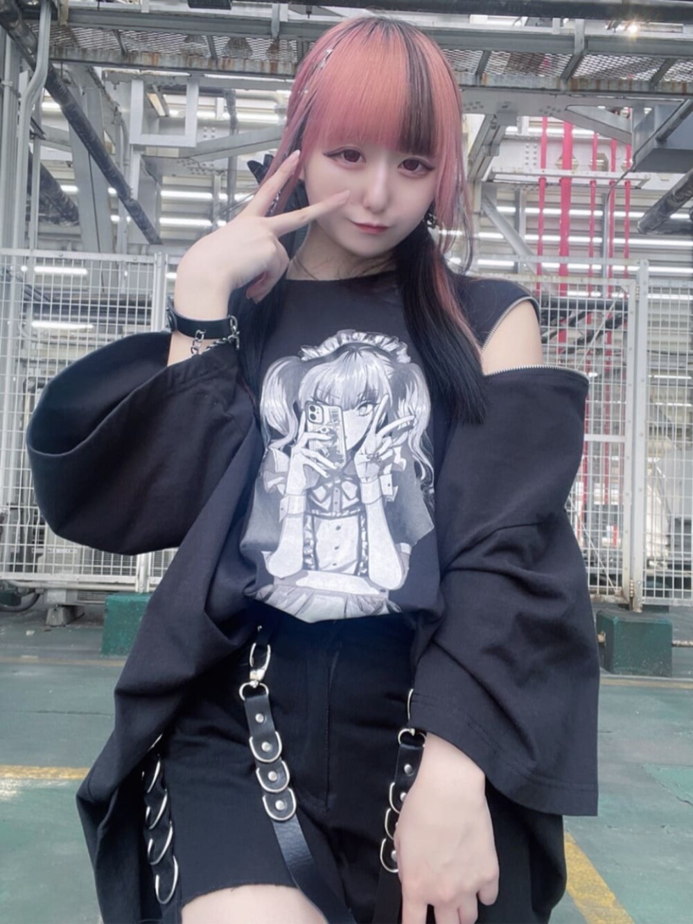 「レイヤードスタイル、韓国ファッション、春夏コーデ、ショートパンツ、ミニスカート、雨の日コーデ、モノトーン、推し活、Amilige、個性派、ユニセックス、体型カバー、骨格ウェーブ、サブカル、地雷」｜「Amiligeの刺繍入りロングレッグウォーマー（レッグウォーマー、ブラック系）」を使った、Amilige_officialさん（骨格ウェーブ・レディース・155cm）の春コーディネートの2枚目の写真