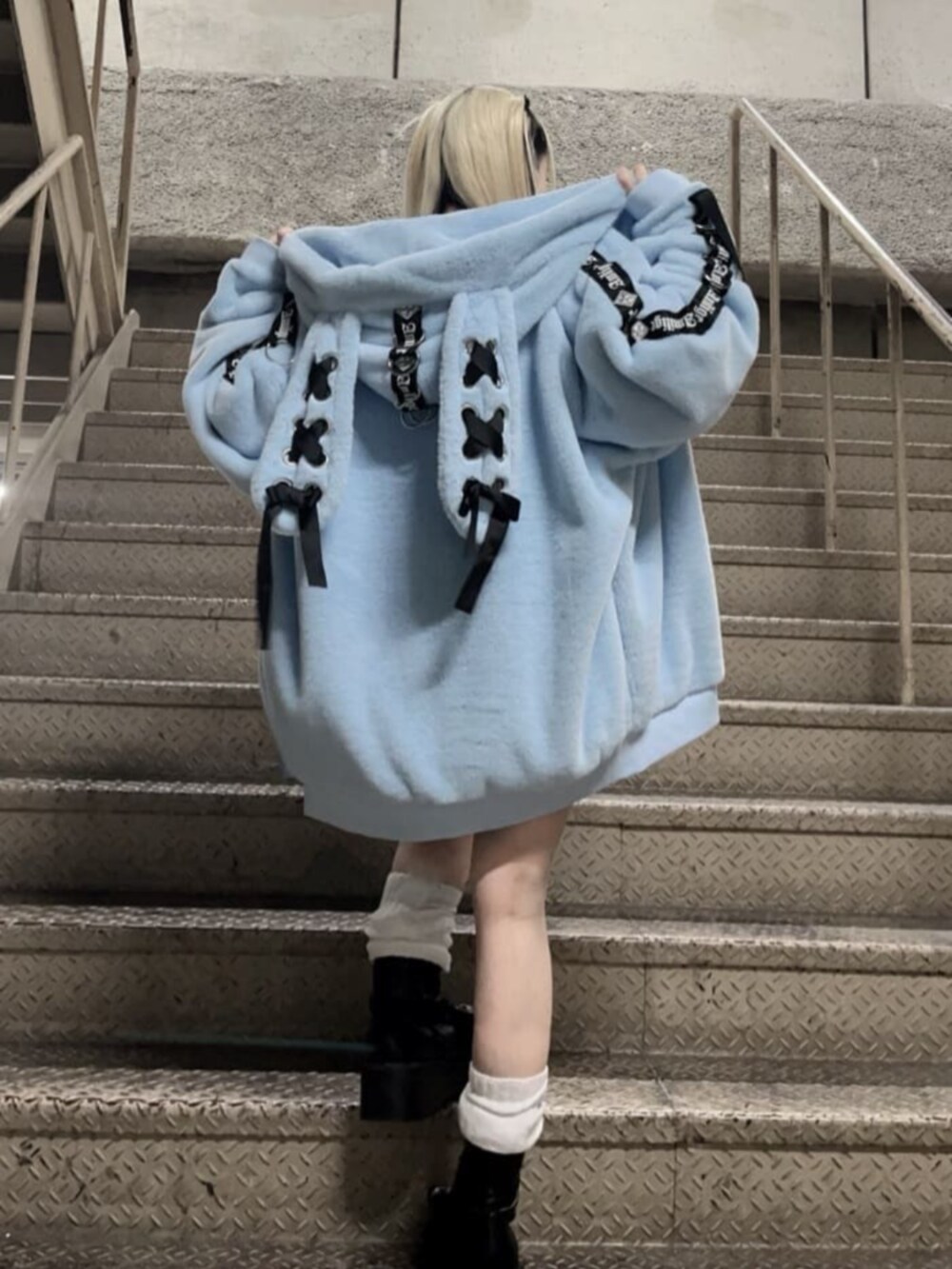 「リボン、セットアップ、淡色コーデ、韓国ファッション、休日スタイル、ミニスカート、ショートパンツ、低身長女子、春カラー、スカートコーデ、デートコーデ、個性派、Amilige、病みかわいい、地雷」｜「Amiligeの刺繍入りレッグウォーマー（レッグウォーマー、ホワイト系）」を使った、Amilige_officialさん（骨格ウェーブ・レディース・155cm）の春コーディネートの2枚目の写真