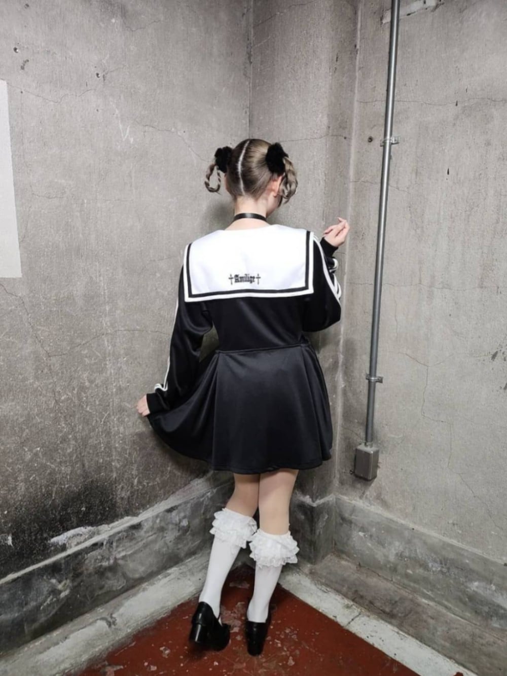 「Amilige、個性派、ジェンダーレス、サブカル、地雷、デート、骨格ウェーブ、体型カバー、ブラックコーデ、楽ちんコーデ、フェミニンコーデ、女子会コーデ、大人ガーリー、セーラーカラー、厚底シューズ」｜「Amiligeのセーラーカラーサイドあきジャージワンピース（ワンピース、ブラック系）」を使った、Amilige_officialさん（レディース・163cm）の夏コーディネートの3枚目の写真
