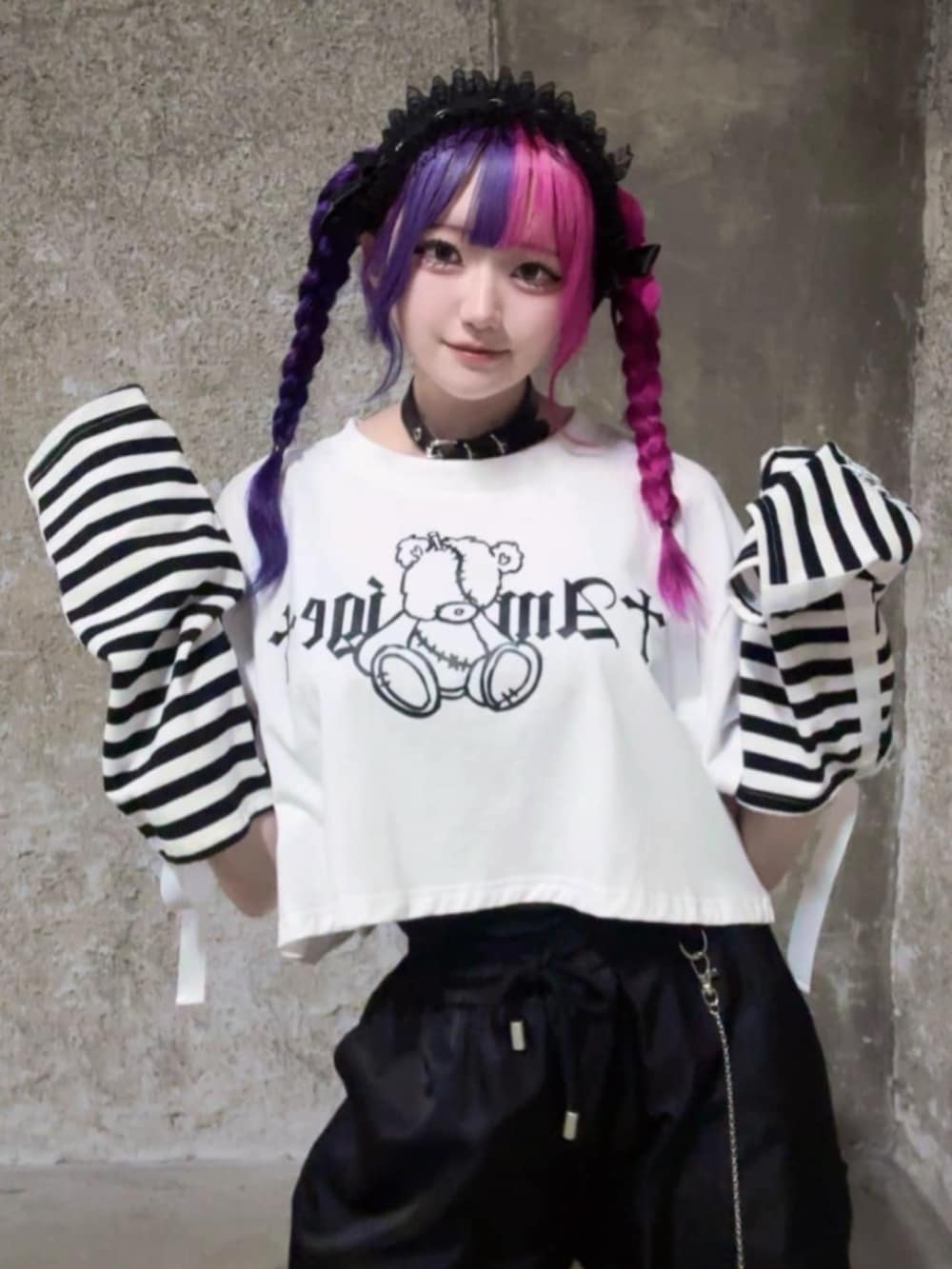 「Amilige、病みかわいい、ジェンダーレス、サブカル、地雷、デート、推し活、ストリート、韓国ファッション、ゆるコーデ、レイヤードスタイル、Tシャツ、白Tシャツ、ボーダー、スニーカー」｜「Amiligeのツギハギベアプリントクロップドトップス（Tシャツ/カットソー、ホワイト系）」を使った、Amilige_officialさん（レディース・155cm）の夏コーディネートの2枚目の写真