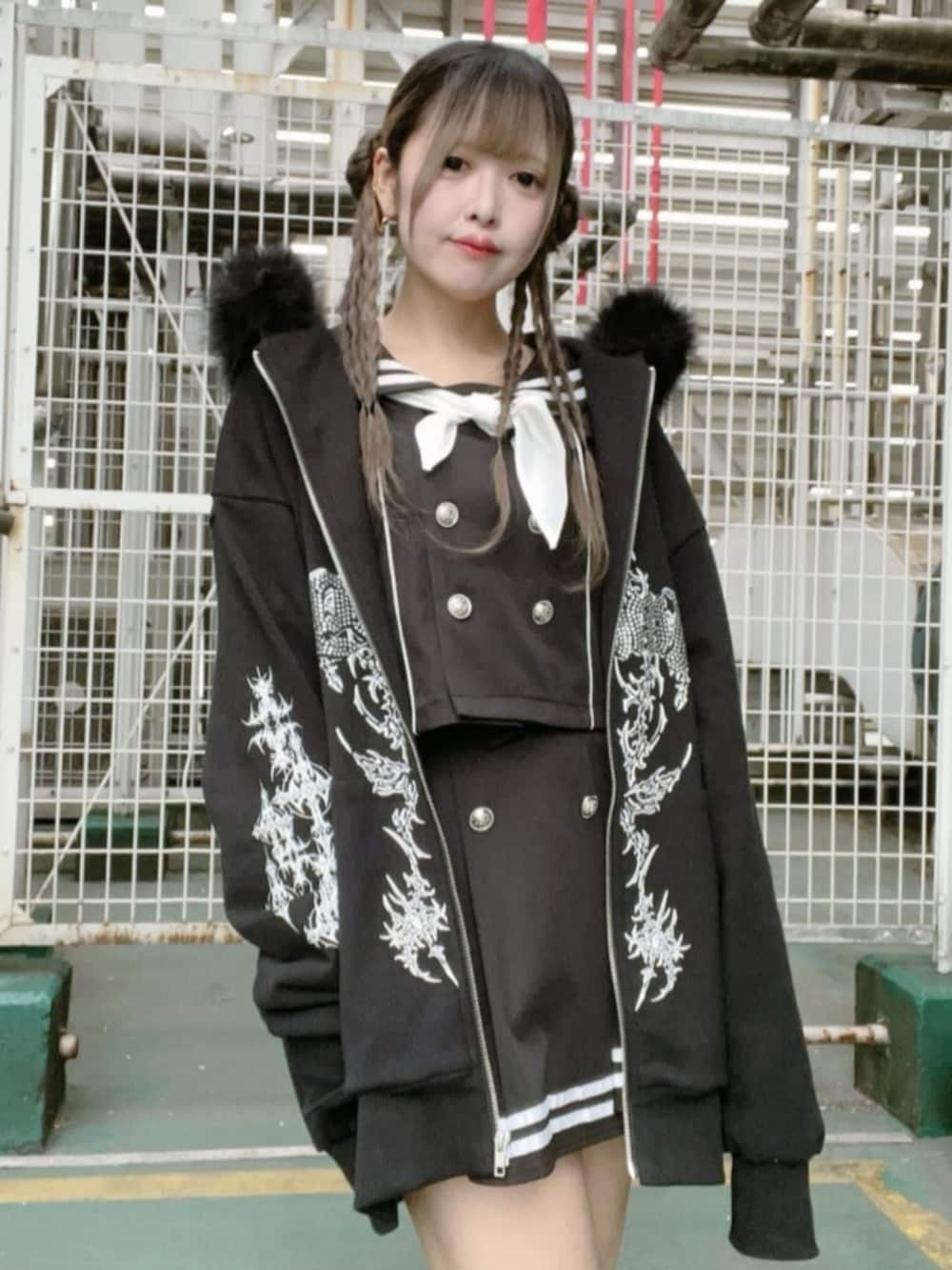 ブラック系のセットアップ、ブラック系のパーカー、ブラック系のレッグウォーマーを着用したレディースの秋コーディネートの3枚目の写真