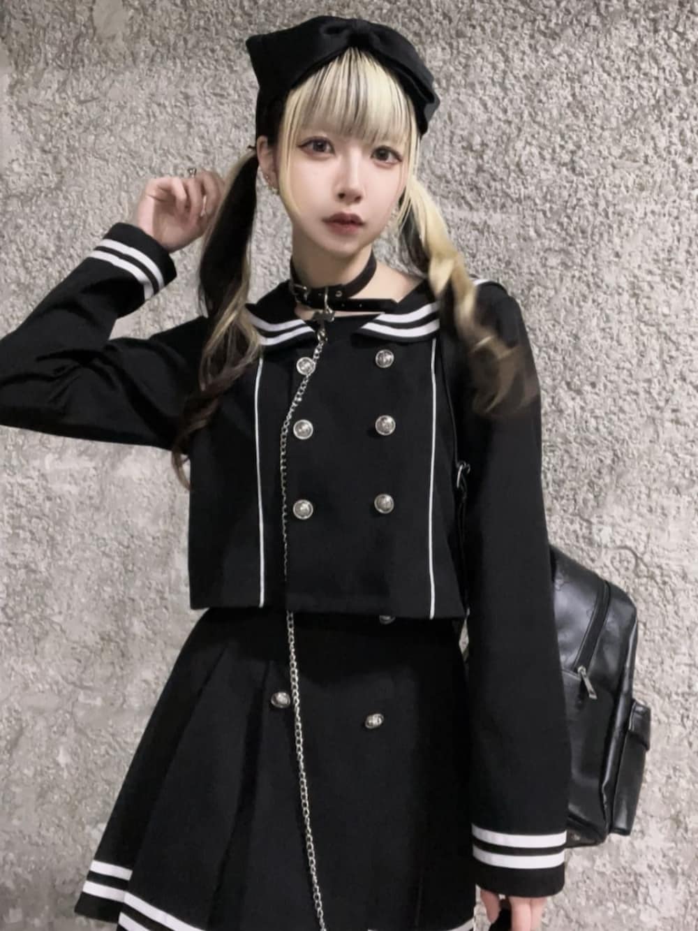 「リボン、お出かけコーデ、ミニスカート、モノトーン、セットアップ、春夏コーデ、ワンピース、今日のコーデ、大人かわいい、骨格ウェーブ、女子ウケ、おそろコーデ、地雷系ファッション、病みかわいい、デートコーデ」｜「Amiligeのセーラーセットアップ（セットアップ、ブラック系）」を使った、Amilige_officialさん（骨格ウェーブ・レディース・155cm）の春コーディネートの3枚目の写真
