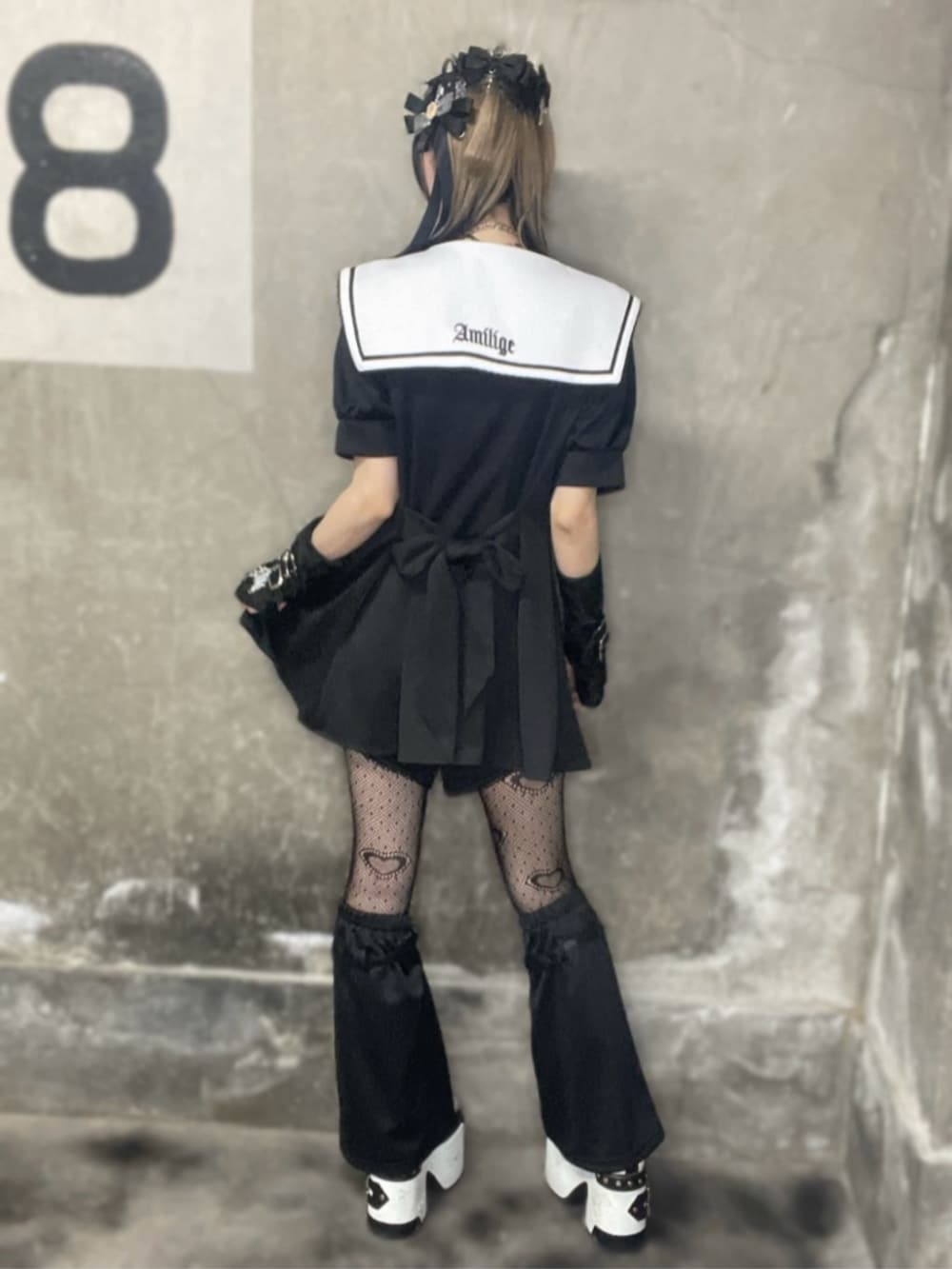 「Amilige、個性派、大人かわいい、サブカル、地雷、韓国ファッション、夏コーデ、ブラックコーデ、シンプルコーデ、着回しコーデ、パンツコーデ、セットアップ、スポーツミックス、ミニスカート、ショートパンツ」｜「AmiligeのAL刺繍ジャージレッグカバー（レッグウォーマー、ブラック系）」を使った、Amilige_officialさん（レディース・157cm）の夏コーディネートの3枚目の写真