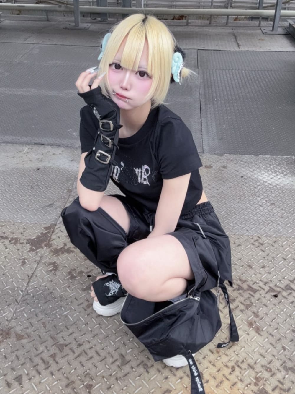 「モノトーン、ワイドパンツ、雨の日コーデ、黒Tシャツ、デートコーデ、Amilige、病みかわいい、ユニセックス、体型カバー、骨格ウェーブ、サブカル、地雷、個性派、ラフコーデ、夏」｜「AmiligeのDARK ANGEL BEARラインストーンチビTシャツ（Tシャツ/カットソー、ブラック系）」を使った、Amilige_officialさん（骨格ウェーブ・レディース・162cm）の春コーディネートの2枚目の写真