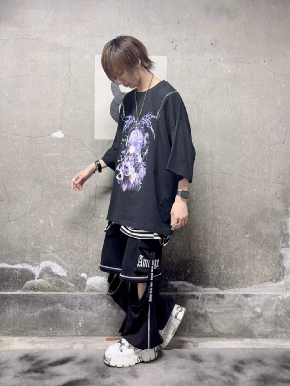 「モノトーン、ワイドパンツ、雨の日コーデ、黒Tシャツ、お出かけコーデ、デートコーデ、Amilige、推し活、病みかわいい、個性派、ユニセックス、体型カバー、サブカル、地雷、ワンピース」｜「Amiligeの裏毛2Wayロゴテープジョガーパンツ（その他パンツ、ブラック系）」を使った、Amilige_officialさん（メンズ・172cm）の春コーディネートの2枚目の写真