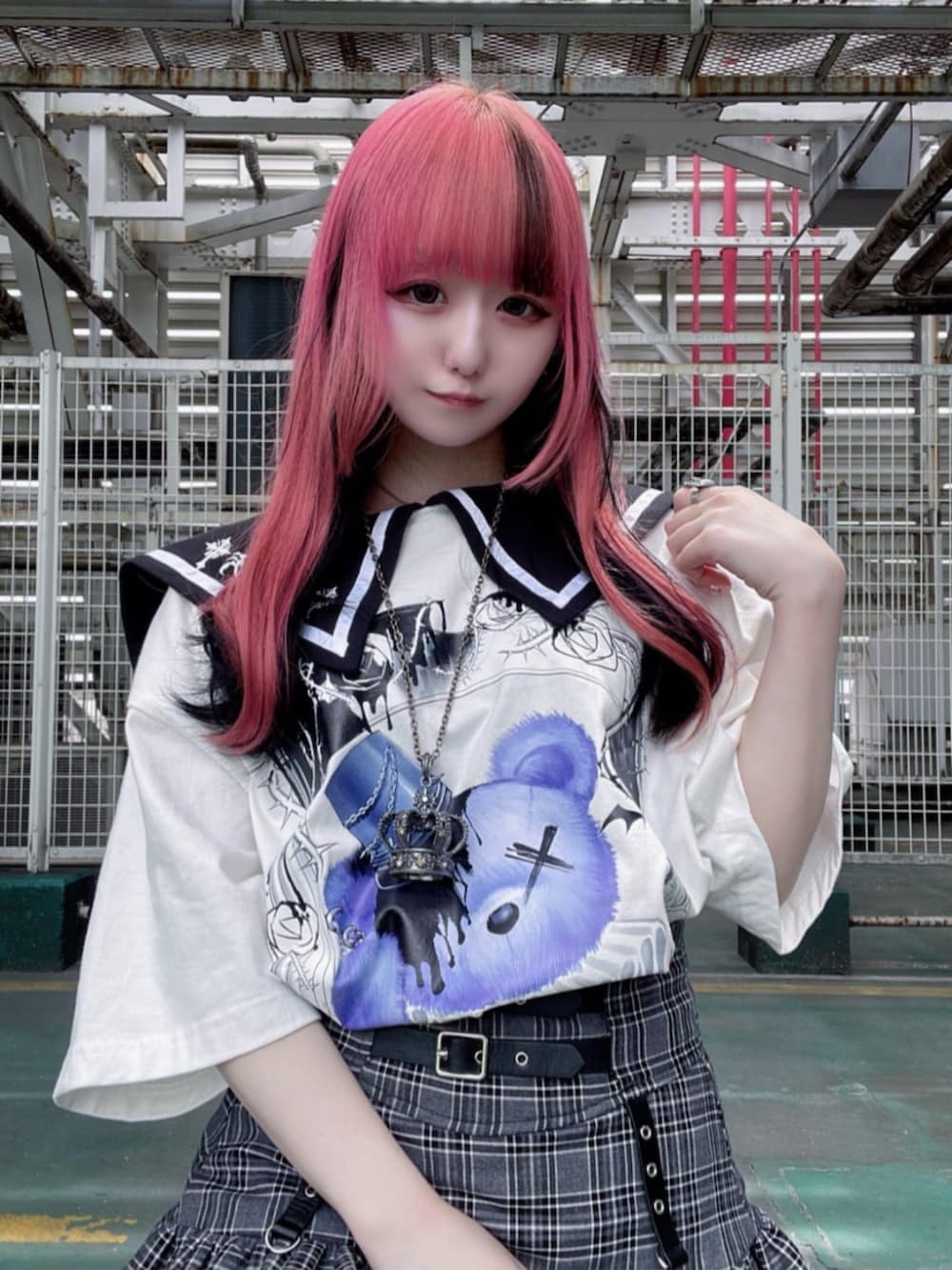 「柄シャツ、白Tシャツ、韓国ファッション、ミニスカート、お出かけコーデ、雨の日コーデ、デートコーデ、Amilige、個性派、体型カバー、骨格ウェーブ、サブカル、地雷、着回しコーデ、初夏コーデ」｜「AmiligeのAL刺繍ジャージレッグカバー（レッグウォーマー、ブラック系）」を使った、Amilige_officialさん（骨格ウェーブ・レディース・155cm）の春コーディネートの3枚目の写真