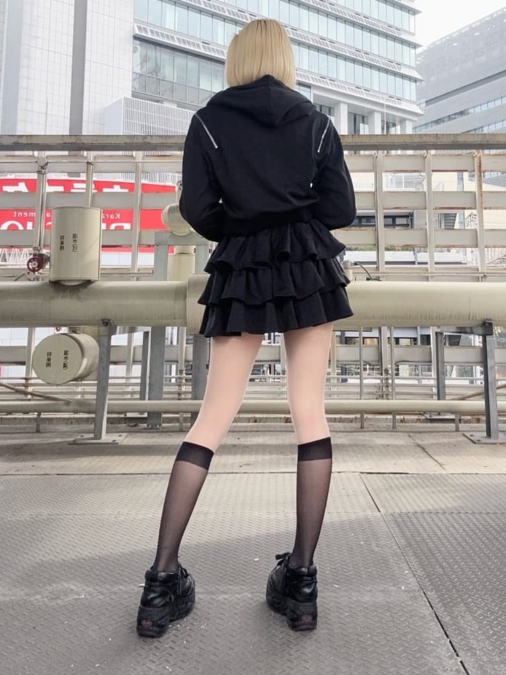 「リボン、休日スタイル、デートコーデ、ショートパンツ、お出かけコーデ、ミニスカート、モノトーン、スポーツミックス、シンプルコーデ、春服コーデ、病みかわいい、体型カバー、地雷系ファッション、Amilige、セットアップ」｜「Amiligeのチャイナボタン付きパーカー＋フリルスカート（セットアップ、ブラック系）」を使った、Amilige_officialさん（骨格ウェーブ・レディース・162cm）の春コーディネートの3枚目の写真