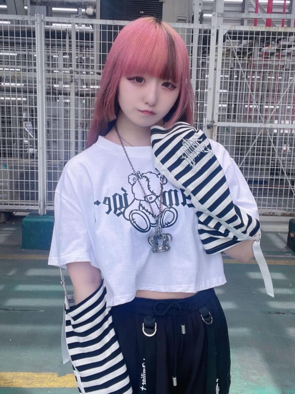 「Amilige、病みかわいい、個性派、ジェンダーレス、サブカル、地雷、韓国ファッション、お出かけコーデ、ゆるコーデ、Tシャツ、デート、白Tシャツ、ハーフパンツ、厚底シューズ、スニーカー」｜「Amiligeのデザインテープワイドパンツ（その他パンツ、ブラック系）」を使った、Amilige_officialさん（レディース・155cm）の夏コーディネートの2枚目の写真