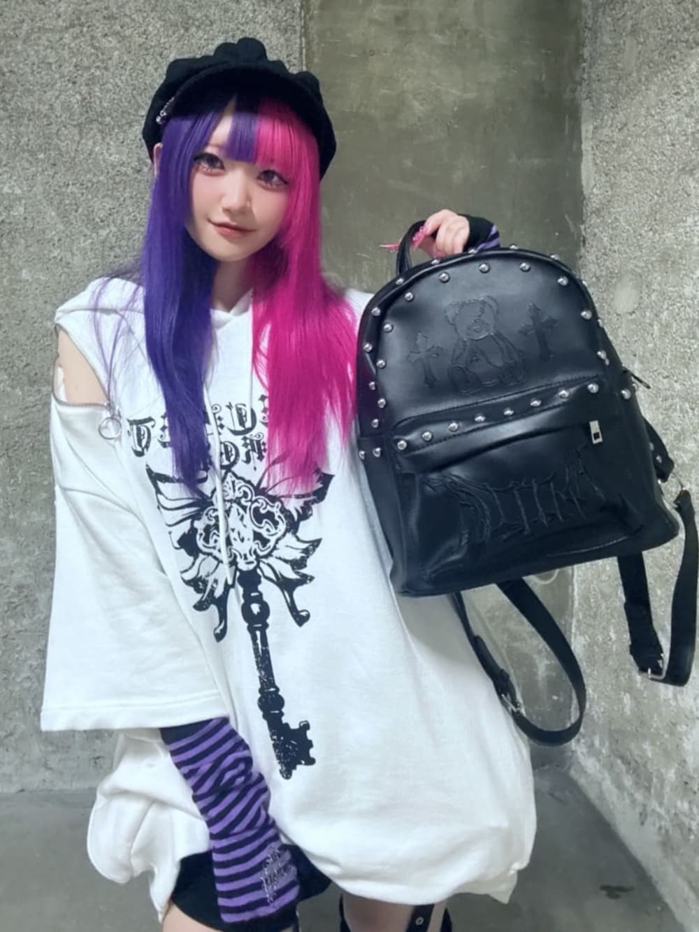 「Amilige、個性派、ジェンダーレス、病みかわいい、サブカル、地雷、デート、夏、夏コーデ、春夏コーデ、ラフコーデ、白Tシャツ、ロゴT、ショートパンツ、スニーカー」｜「Amiligeのクマ耳バタフライキープリント肩ZIP半袖パーカー（パーカー、ホワイト系）」を使った、Amilige_officialさん（レディース・155cm）の夏コーディネートの2枚目の写真