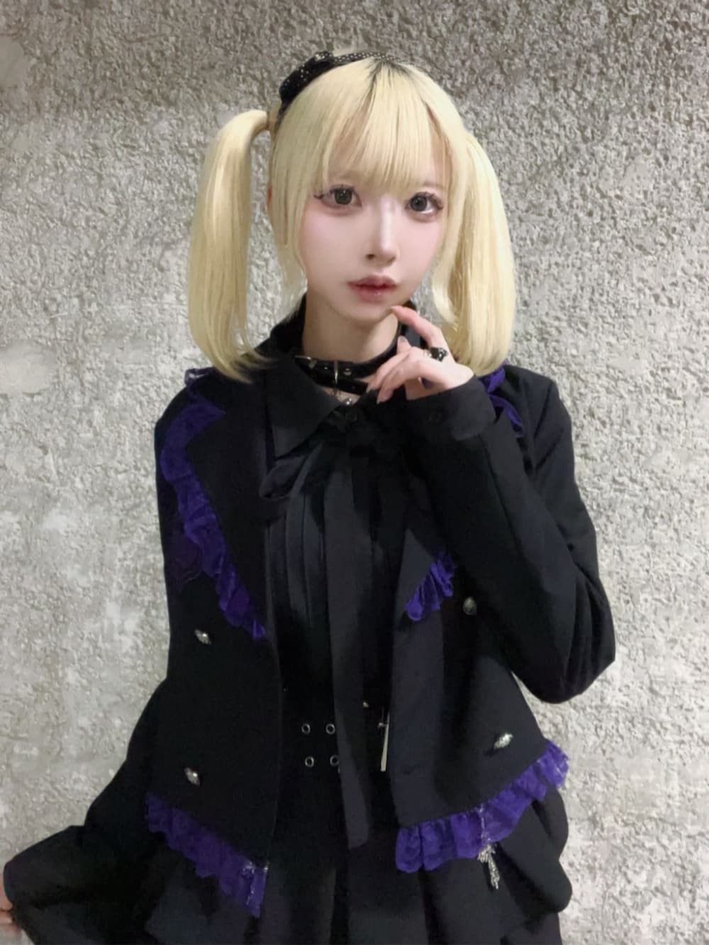 「セットアップ、韓国ファッション、最近のいい感じコーデ、ショートパンツ、休日スタイル、ミニスカート、お出かけコーデ、リボン、個性派、Amilige、体型カバー、骨格ウェーブ、サブカル、地雷、ジェンダーレス」｜「Amiligeのハトメベルト付きフレアスカート（スカート、ブラック系）」を使った、Amilige_officialさん（骨格ウェーブ・レディース・155cm）の春コーディネートの3枚目の写真