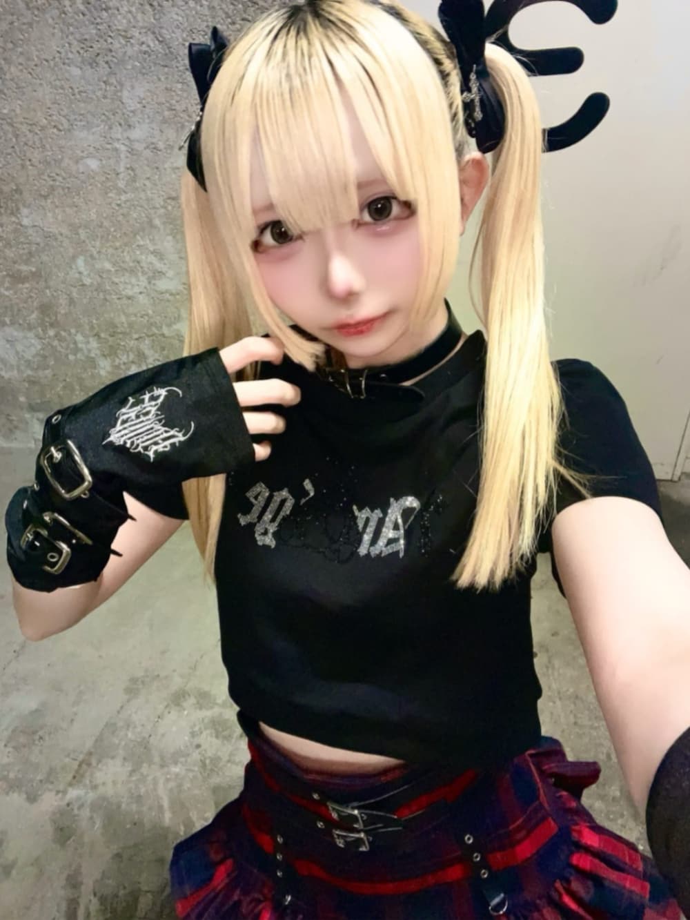 「Amilige、ジェンダーレス、病みかわいい、サブカル、地雷、ストリート、ブラックコーデ、お出かけコーデ、フェススタイル、夏コーデ、夏服コーデ、ロゴT、フリル、ミニスカート、スニーカー」｜「AmiligeのDARK ANGEL BEARラインストーンチビTシャツ（Tシャツ/カットソー、ブラック系）」を使った、Amilige_officialさん（レディース・154cm）の夏コーディネートの2枚目の写真