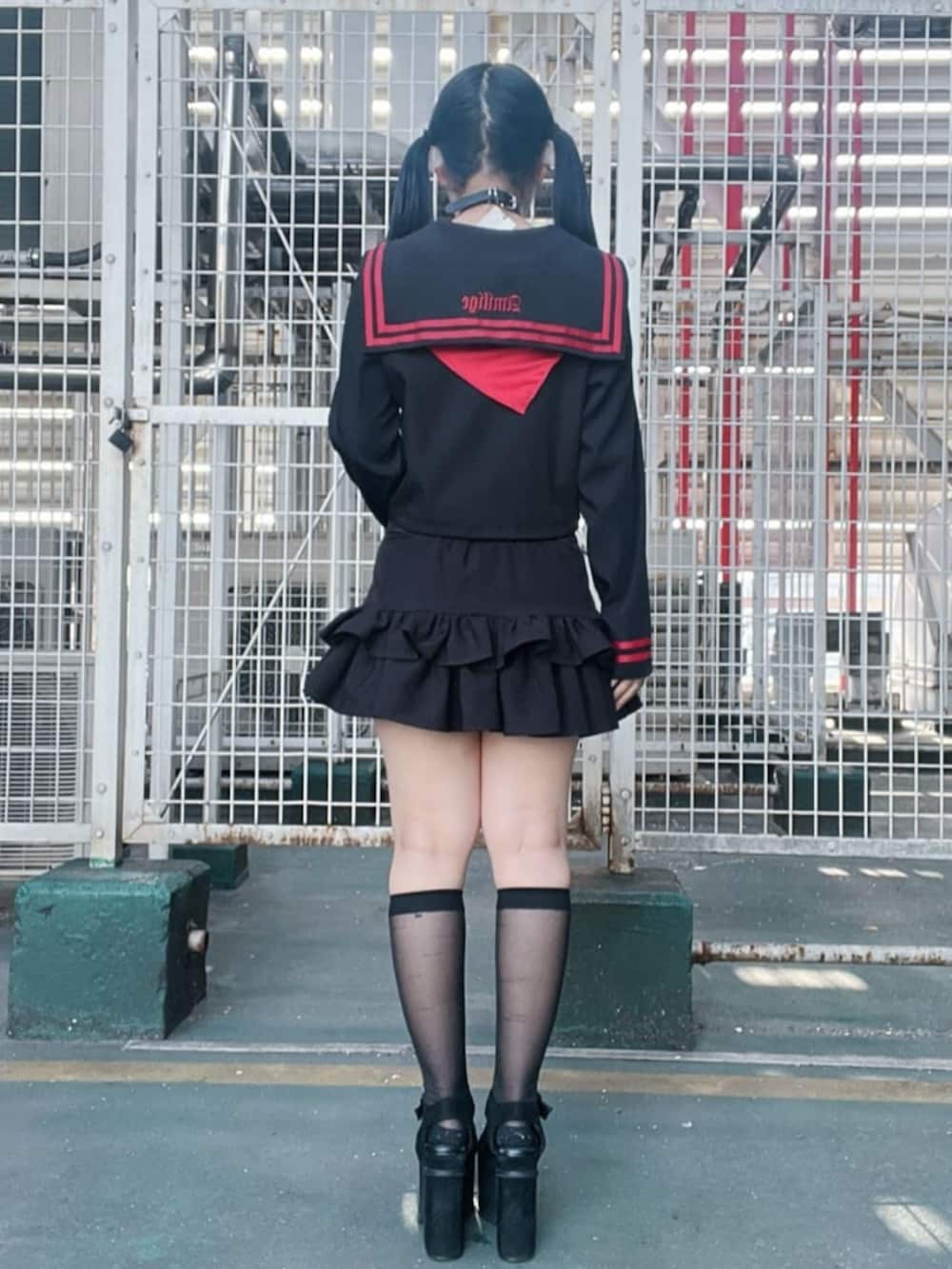 「レイヤードスタイル、韓国ファッション、ショートパンツ、ミニスカート、お出かけコーデ、低身長コーデ、雨の日コーデ、モノトーン、デートコーデ、Amilige、個性派、体型カバー、サブカル、地雷、骨格ウェーブ」｜「Amiligeのコルセット風フリルスカート（スカート、ブラック系）」を使った、Amilige_officialさん（骨格ウェーブ・レディース・148cm）の春コーディネートの3枚目の写真