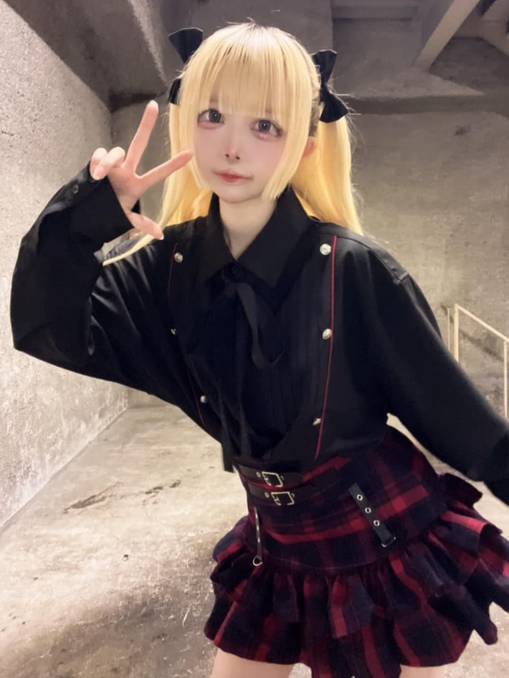 「夏コーデ、お出かけコーデ、韓国ファッション、モノトーン、春夏コーデ、休日スタイル、ショートパンツ、ミニスカート、スカートコーデ、個性派、病みかわいい、体型カバー、地雷、サブカル、骨格ウェーブ」｜「Amiligeのコルセット風フリルチェックスカート（スカート、レッド系）」を使った、Amilige_officialさん（骨格ウェーブ・レディース・154cm）の春コーディネートの3枚目の写真