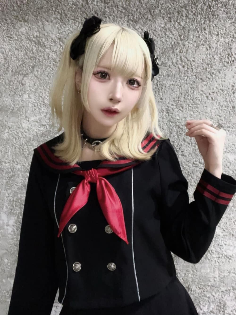 「リボン、お出かけコーデ、ミニスカート、モノトーン、セットアップ、ワンピース、韓国ファッション、春服コーデ、おでかけコーデ、着回しコーデ、大人ガーリー、骨格ウェーブ、体型カバー、病みかわいい、デートコーデ」｜「Amiligeのセーラーセットアップ（セットアップ、ブラック系）」を使った、Amilige_officialさん（骨格ウェーブ・レディース・155cm）の春コーディネートの2枚目の写真
