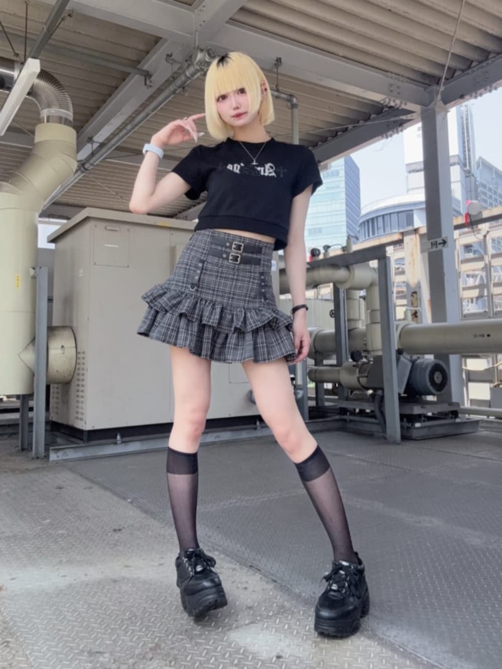 「Amilige、個性派、病みかわいい、サブカル、地雷、デート、夏ルックで気分アップ、夏服コーデ、テーマパークコーデ、ブラックコーデ、ロゴT、フリル、ミニスカート、スニーカー」｜「Amiligeのコルセット風フリルチェックスカート（スカート、グレー系）」を使った、Amilige_officialさん（レディース・162cm）の夏コーディネートの2枚目の写真