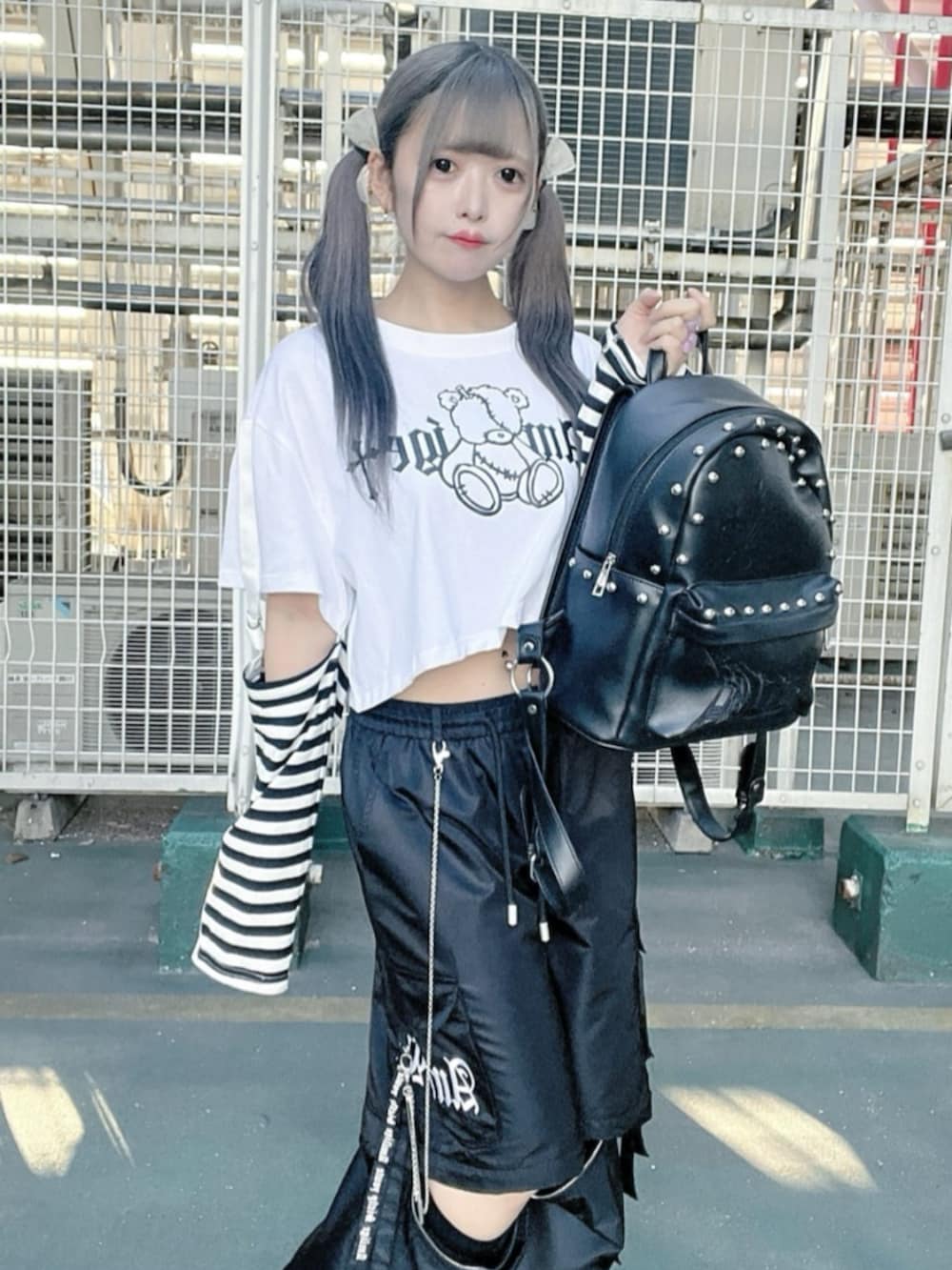 「レイヤードスタイル、韓国ファッション、春夏コーデ、休日スタイル、お出かけコーデ、低身長コーデ、ショルダーバッグ、雨の日コーデ、モノトーン、デートコーデ、Amilige、デート、病みかわいい、地雷、サブカル」｜「Amiligeのツギハギベアプリントクロップドトップス（Tシャツ/カットソー、ブラック系）」を使った、Amilige_officialさん（骨格ウェーブ・レディース・148cm）の春コーディネートの2枚目の写真