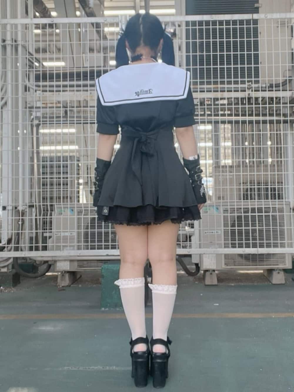 「Amilige、サブカル、地雷、推し活、デート、韓国ファッション、ブラックコーデ、レイヤードスタイル、カラーコーデ、テーマパークコーデ、差し色コーデ、シンプルコーデ、夏ルックで気分アップ、スポーツミックス、スカート」｜「Amiligeのハイウエストチュールスカート（スカート、ブラック系）」を使った、Amilige_officialさん（レディース・148cm）の夏コーディネートの3枚目の写真
